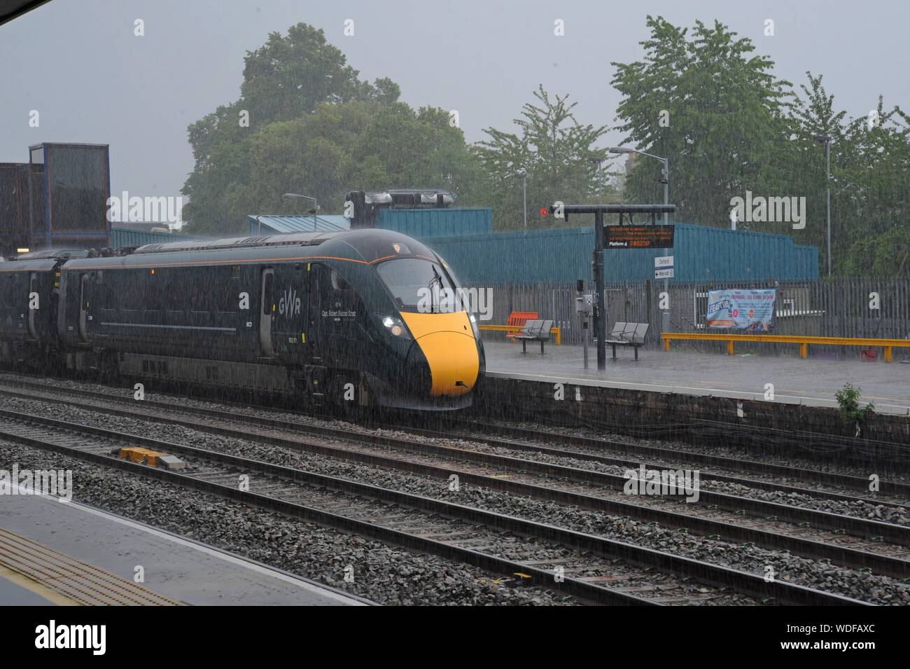 GWR 800 Classe visto IET in una pioggia torrenziale Oxford stazione ferroviaria. Foto Stock