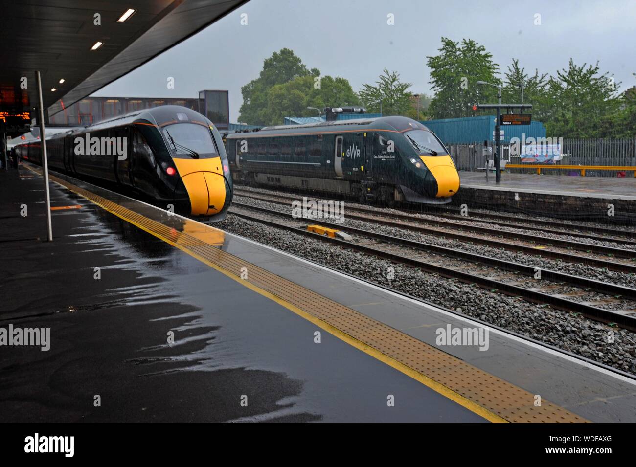 Una coppia di GWR 800 Classe visto IET in una pioggia torrenziale Oxford stazione ferroviaria. Foto Stock