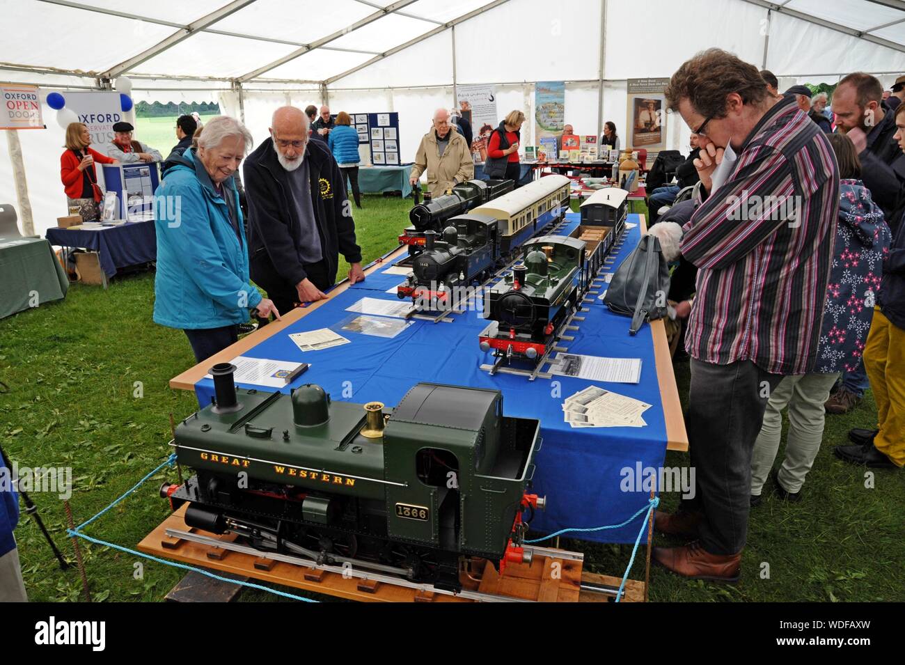 La gente esaminare un modello di display di ingegneria di locomotive al 175mo anniversario della Oxford - Didcot railway apertura Foto Stock