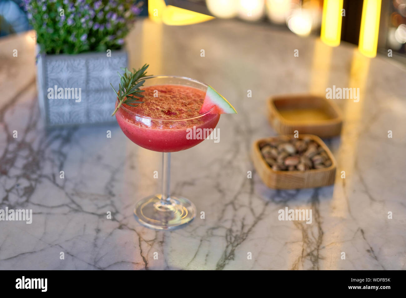 Freddo rinfrescante drink estivo Slushie anguria con basilico Foto Stock
