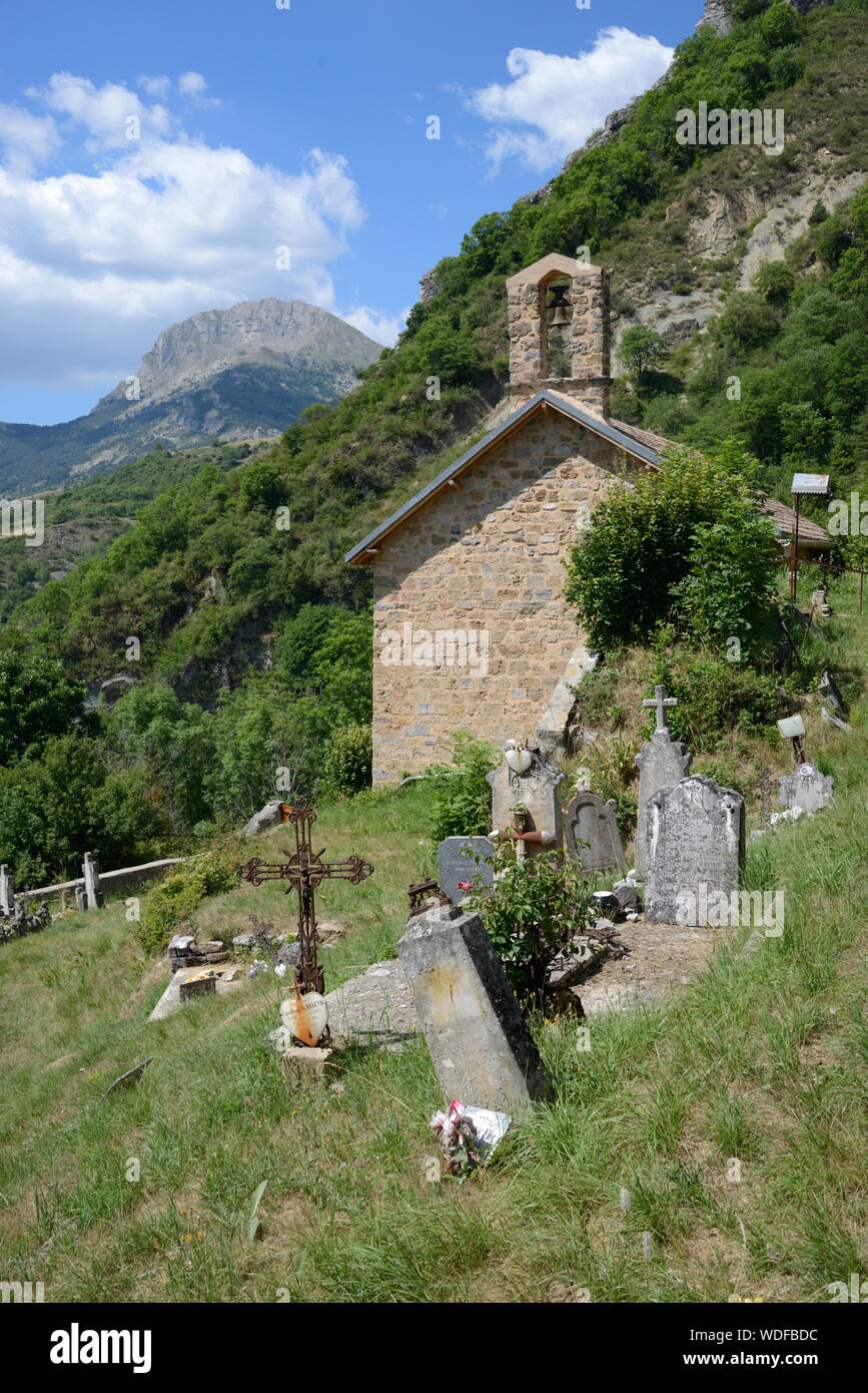 Cappella rurale & Cimitero Barles e vista nella valle di Bès Alpes-de-Haute-Provence Provence Francia Foto Stock