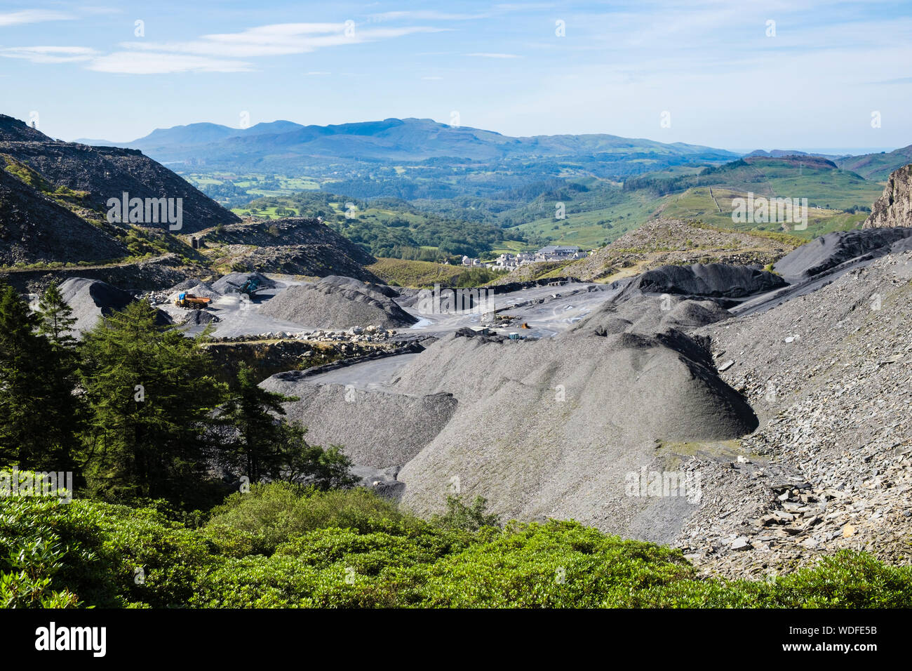 Cumuli di scorie di Maenofferen o Mean-Offeren cava di ardesia nelle colline sopra Blaenau Ffestiniog, Gwynedd, Wales, Regno Unito, Gran Bretagna Foto Stock