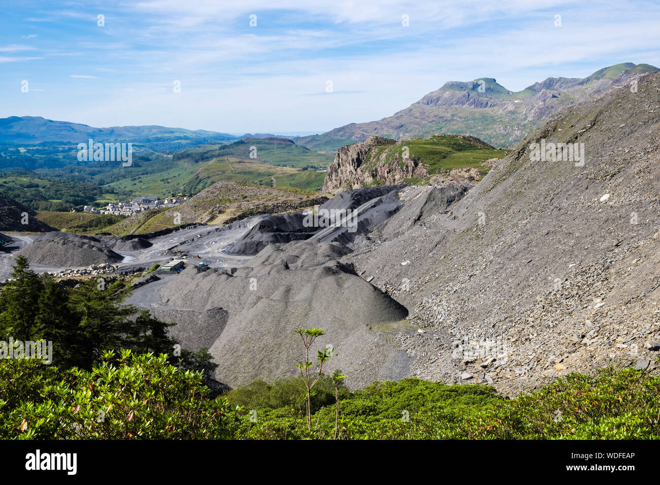 Cumuli di scorie di Maenofferen o Mean-Offeren cava di ardesia nelle colline sopra Blaenau Ffestiniog, Gwynedd, Wales, Regno Unito, Gran Bretagna Foto Stock