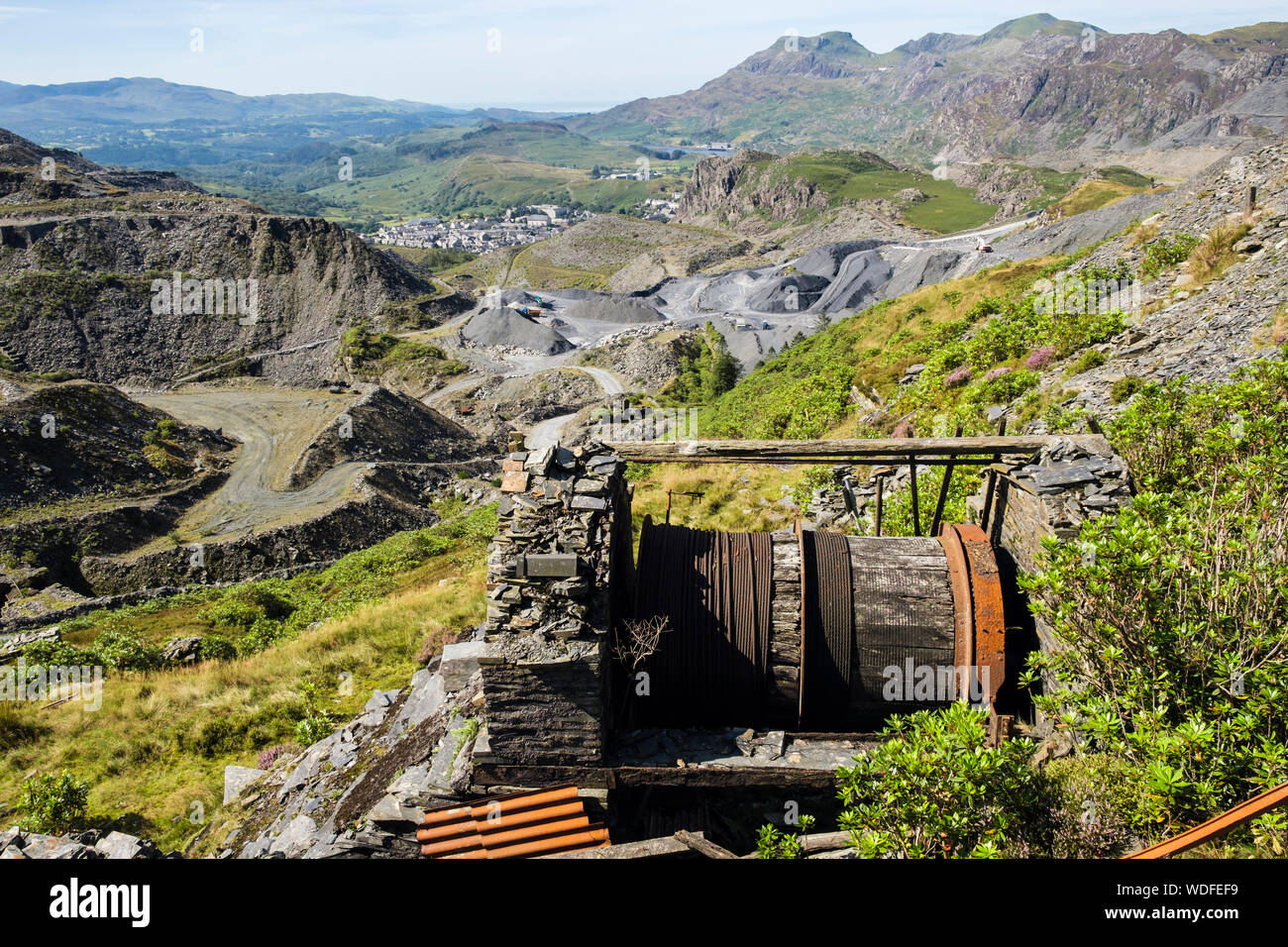 Il vecchio in disuso ingranaggio di avvolgimento da Maenofferen o Mean-Offeren cava di ardesia nelle colline sopra Blaenau Ffestiniog, Gwynedd, Wales, Regno Unito, Gran Bretagna Foto Stock