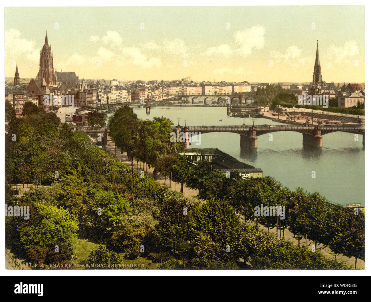 Vista generale, il fiume e i magazzini, Francoforte sul Main (ossia Frankfurt am Main), Germania stampa n. 1597*. Titolo da Detroit Publishing Co., catalogo J-sezione estera. Detroit, Michigan. : Detroit Photographic Company, 1905.. Forma parte del: Viste della Germania nella stampa Photochrom collection. Foto Stock
