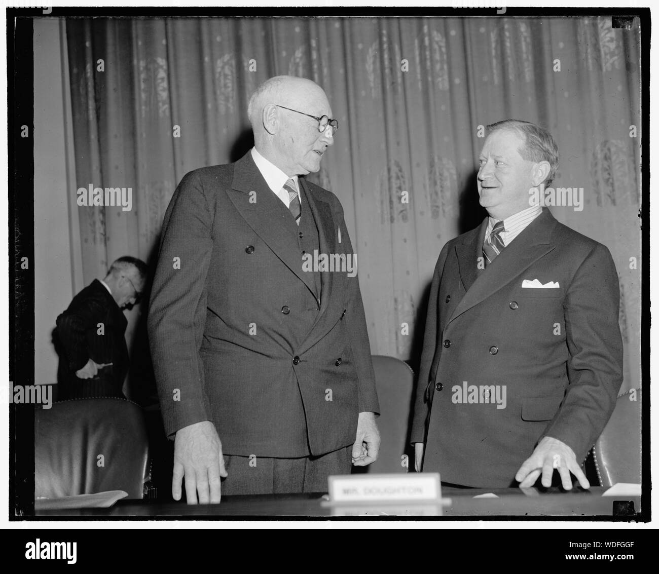 Il benessere generale conclude il movimento testimonianza. [] Washington D.C., Feb. 7. Presidente della Casa modi e mezzi Comitato, Robert L. Doughton, e sost. Charles [...] Washington, parlare insieme prima dell odierna udienza [a] vecchiaia piani pensionistici. Leavy concluso [argomenti?] per il benessere generale della Federazione di piano vecchio [...] assistenza, dopo diversi giorni di discussione prima di [... ] Comitato, 2-7-39 Abstract/medio: 1 negativi : vetro 4 x 5 in. o più piccolo Foto Stock