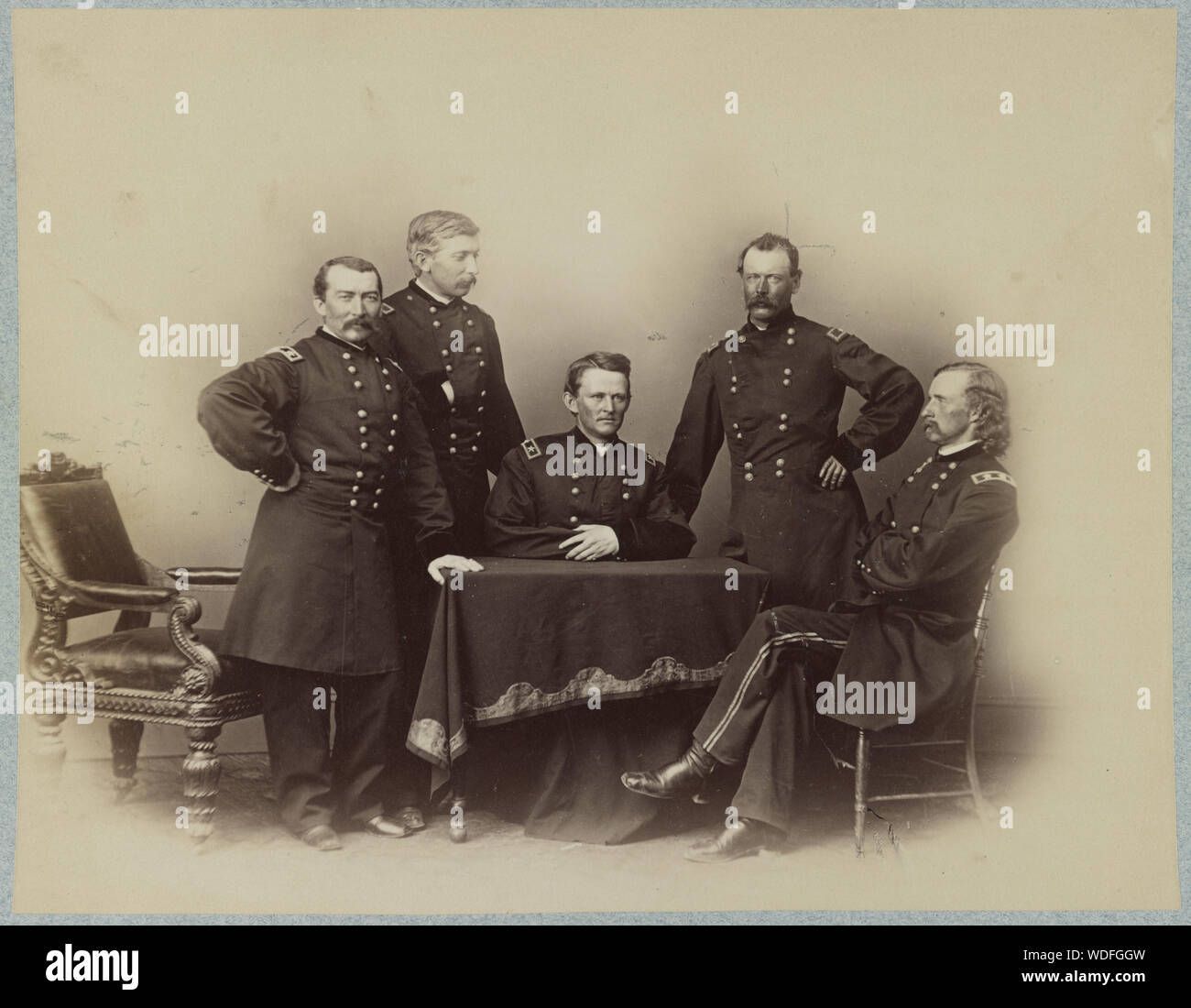 Generali dei corpi di cavalleria Abstract: Ritratto fotografia mostra da sinistra, maggiore generale Philip Sheridan, Col. James William Forsyth, Capo del Personale Merritt, Briga. Il generale Thomas C. Devin, maggiore generale George Armstrong Custer. Foto Stock