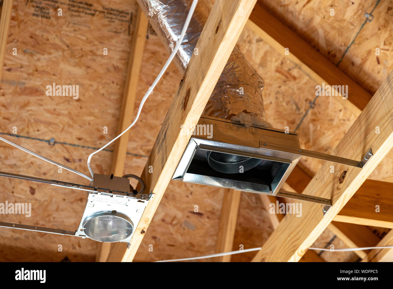 Il condizionatore d'aria sfiati nella nuova casa costruzione Foto Stock
