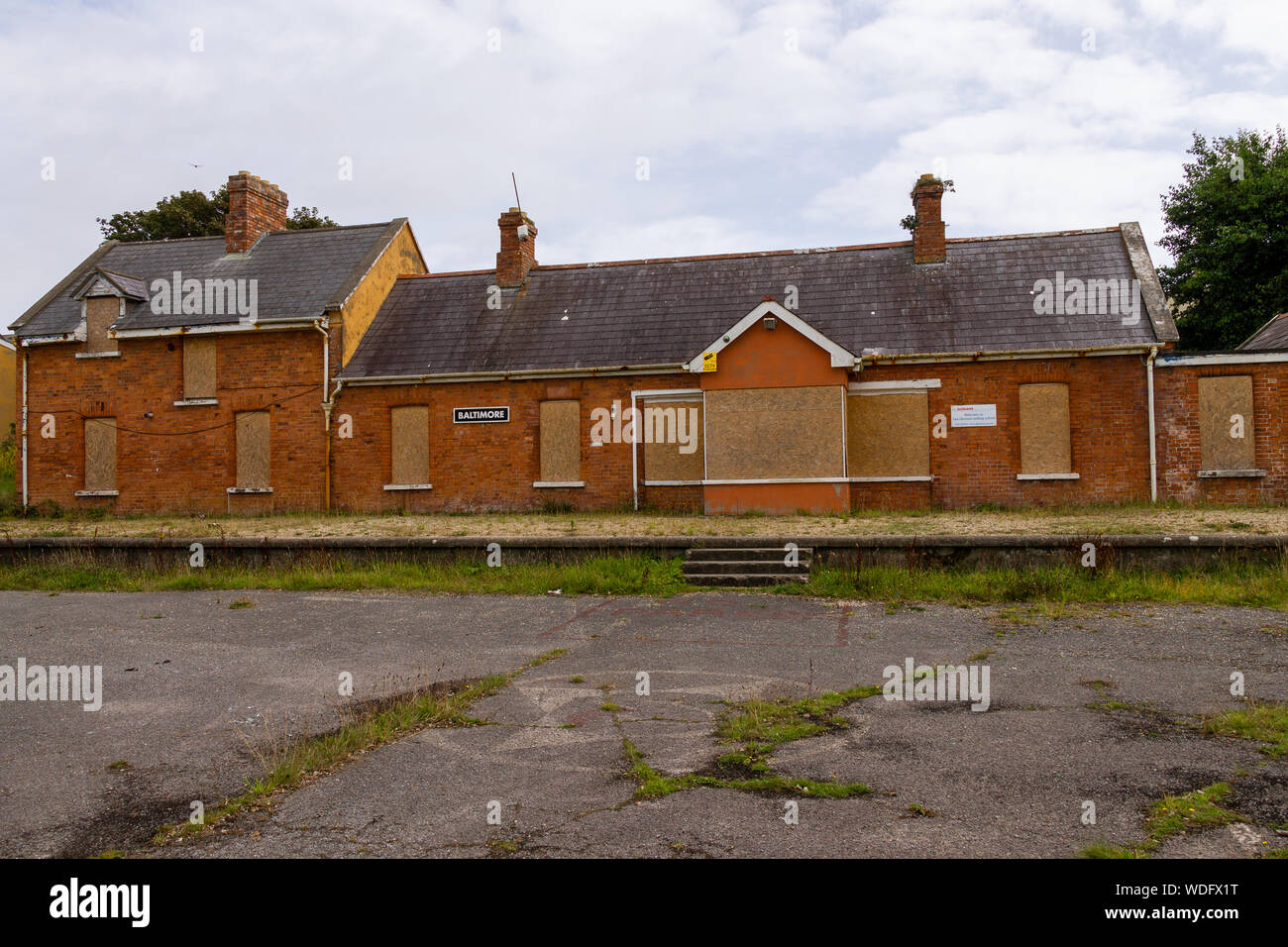 Baltimora Irlanda ha dismesso e abbandonato la stazione ferroviaria e abbandonato la piattaforma ferroviaria Foto Stock