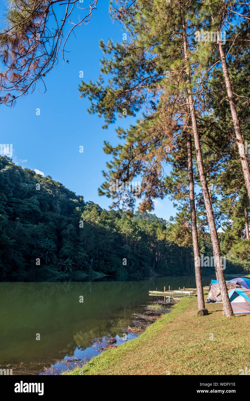 Camping campo nei pressi di clear lake del serbatoio nella valle,Thai parco nazionale. Foto Stock