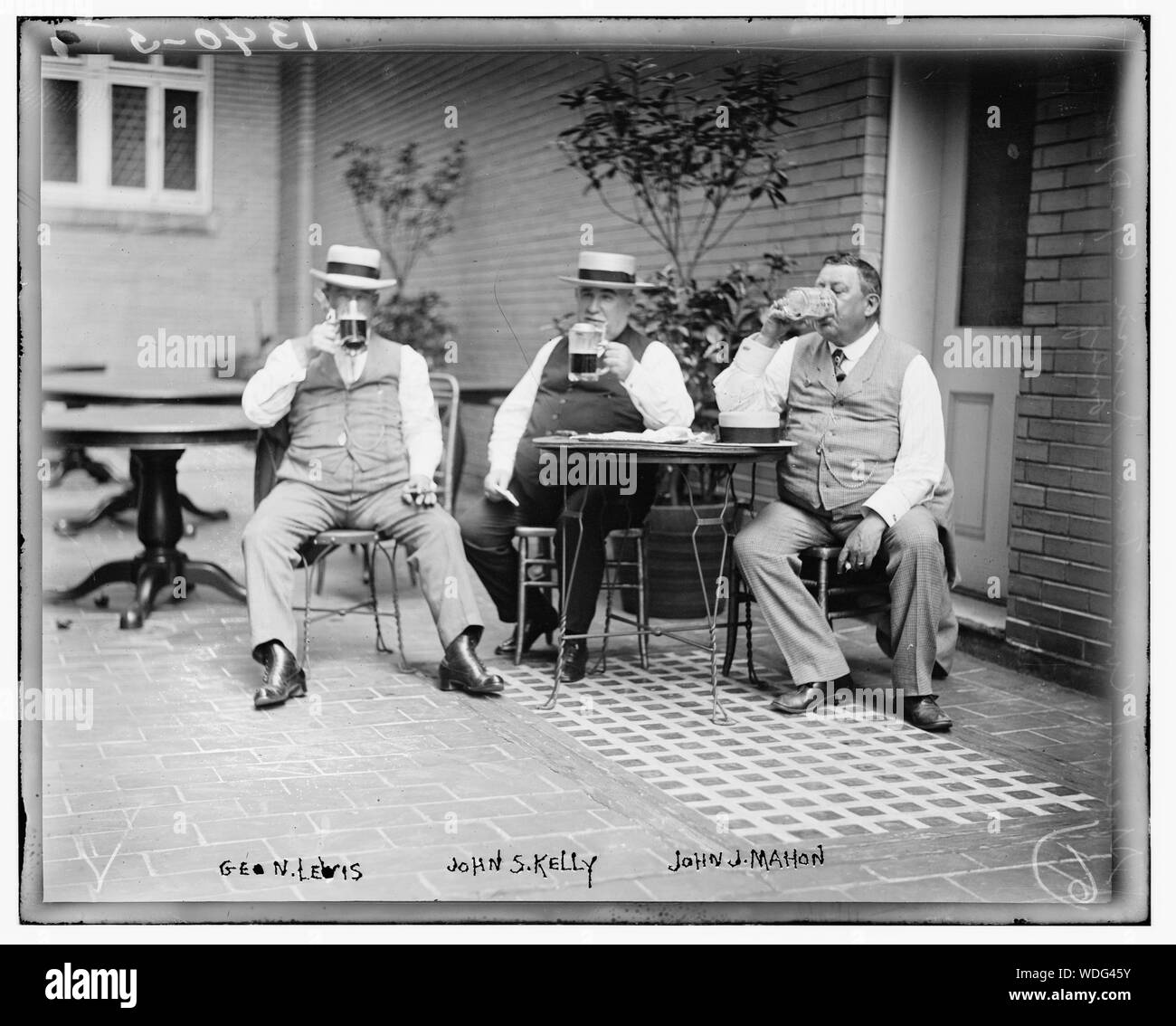 Geo. N. Lewis, John S. Kelly, John J. Mahon (acqua potabile da tazze) Abstract/medio: 1 negativi : vetro 5 x 7 in. o inferiore. Foto Stock