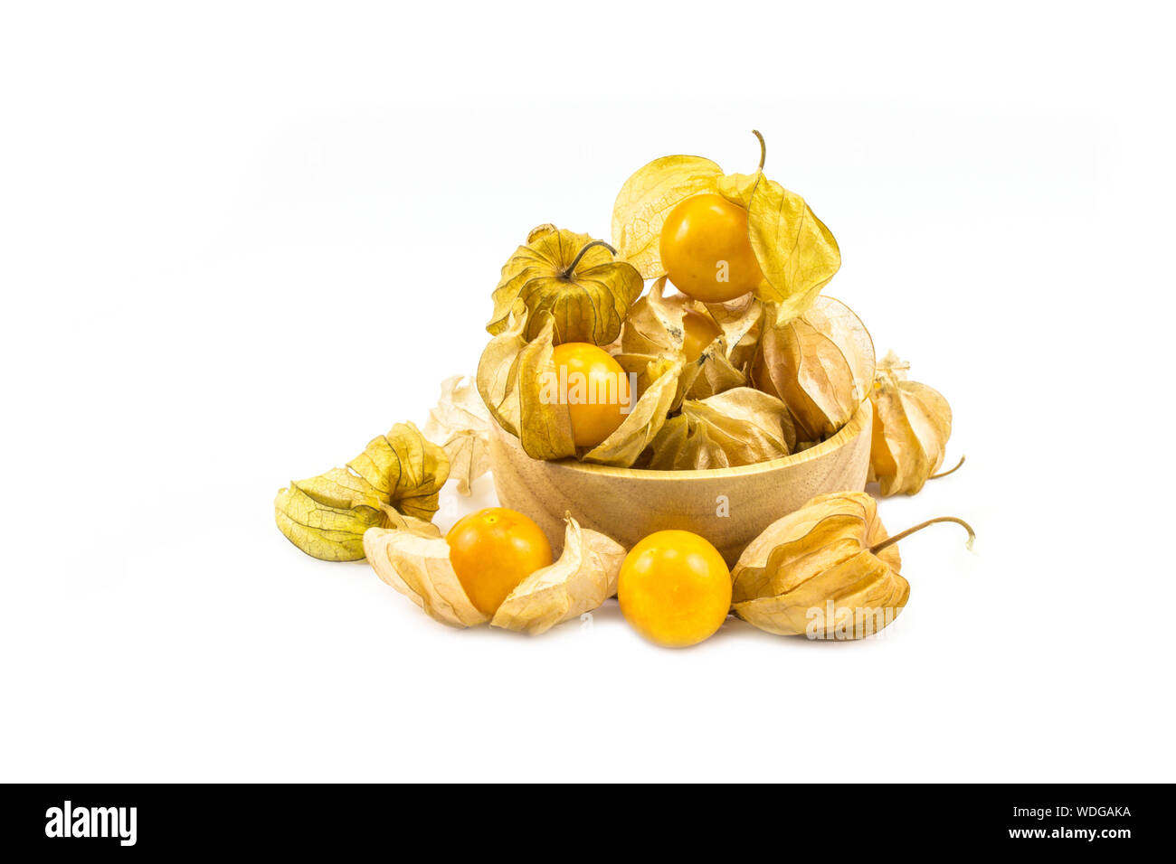 Cape gooseberry mettere nella ciotola di legno physalis isolati su sfondo bianco. Foto Stock