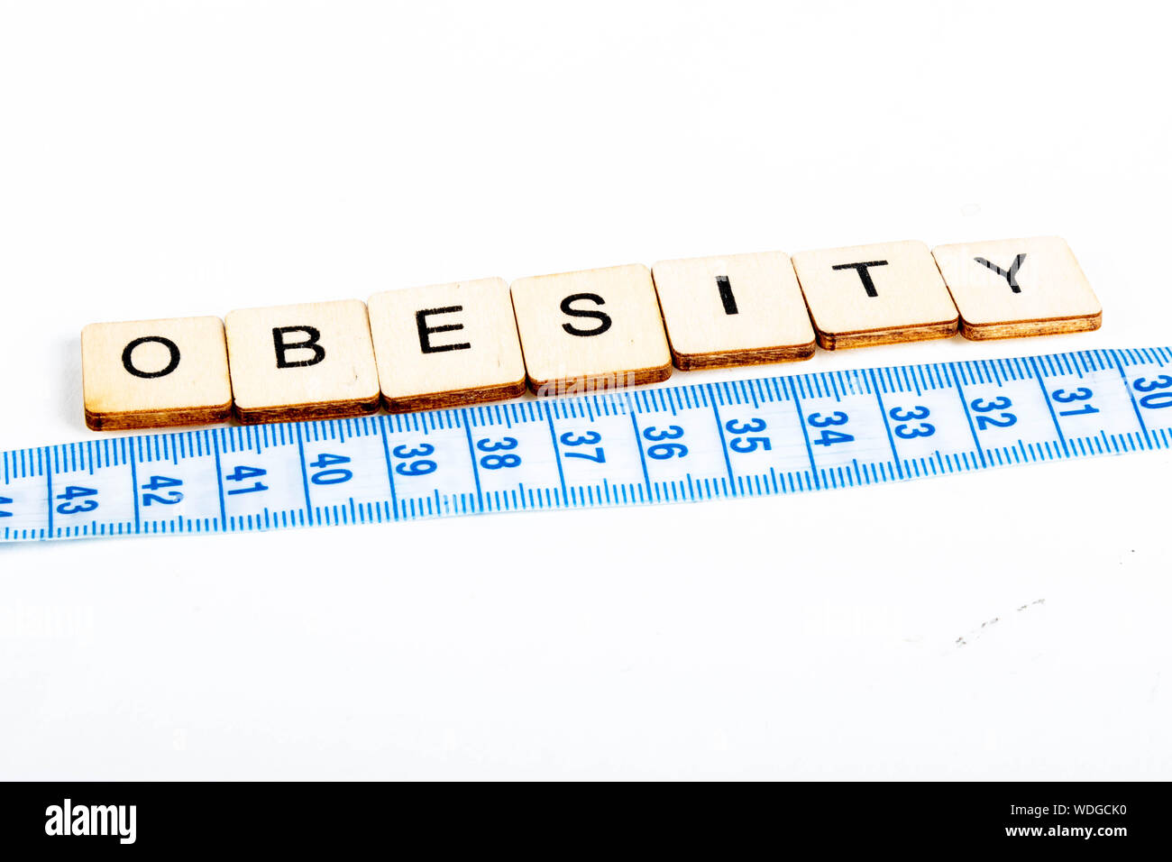 Concetto di salute di una misura di nastro che mostra anche il messaggio obesità Foto Stock