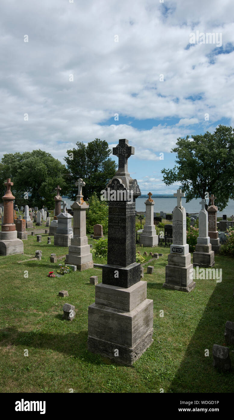 Cimitero presso la chiesa di San Giovanni, Saint-Jean-de-l'Îe-d'Orléans, costruito nel villaggio di Saint-Jean-de-Ile d' Orléans. Quebec, CA. Foto Stock