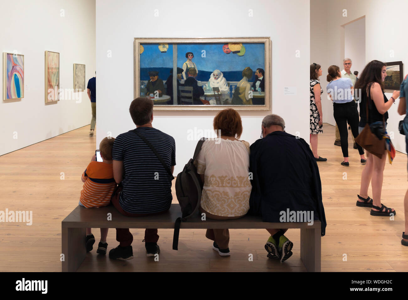 New York art gallery, vista posteriore di persone che guardano Soir Bleu di Edward Hopper al Whitney Museum of American Art, New York City, Stati Uniti d'America Foto Stock