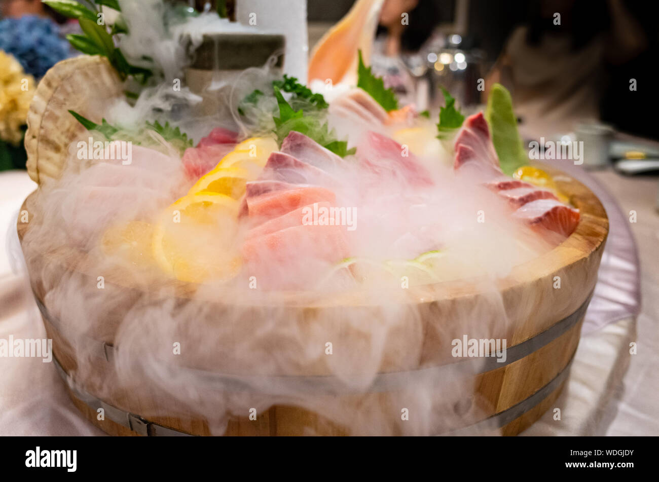 Assortimento di deliziosi fresco sashimi su ghiaccio Foto Stock