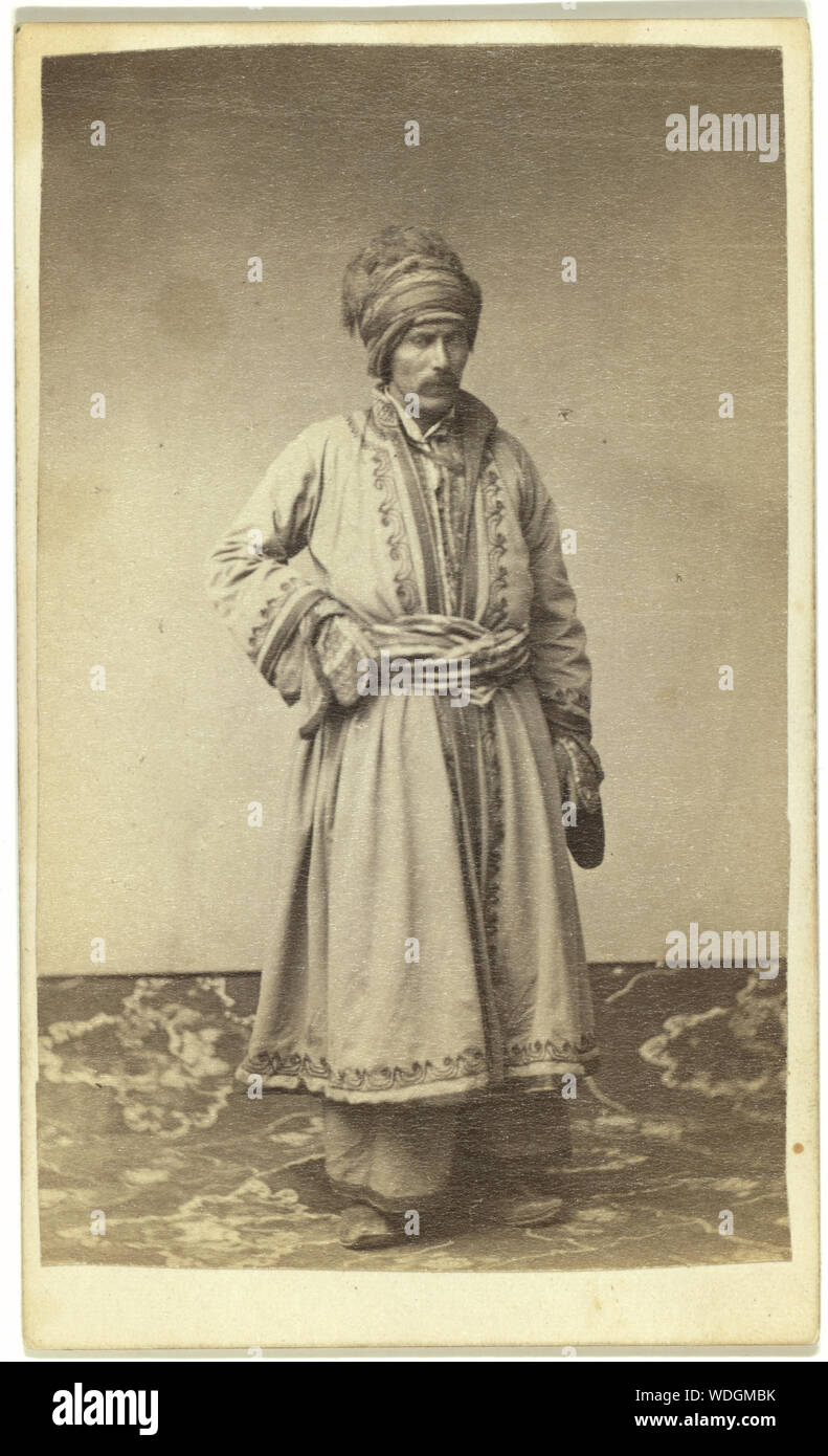 George Kennan, ritratto a figura intera in costume tradizionale del russo non identificato gruppo etnico, rivolta leggermente a destra Abstract/medio: 1 stampa fotografica su carte de visite mount. Foto Stock