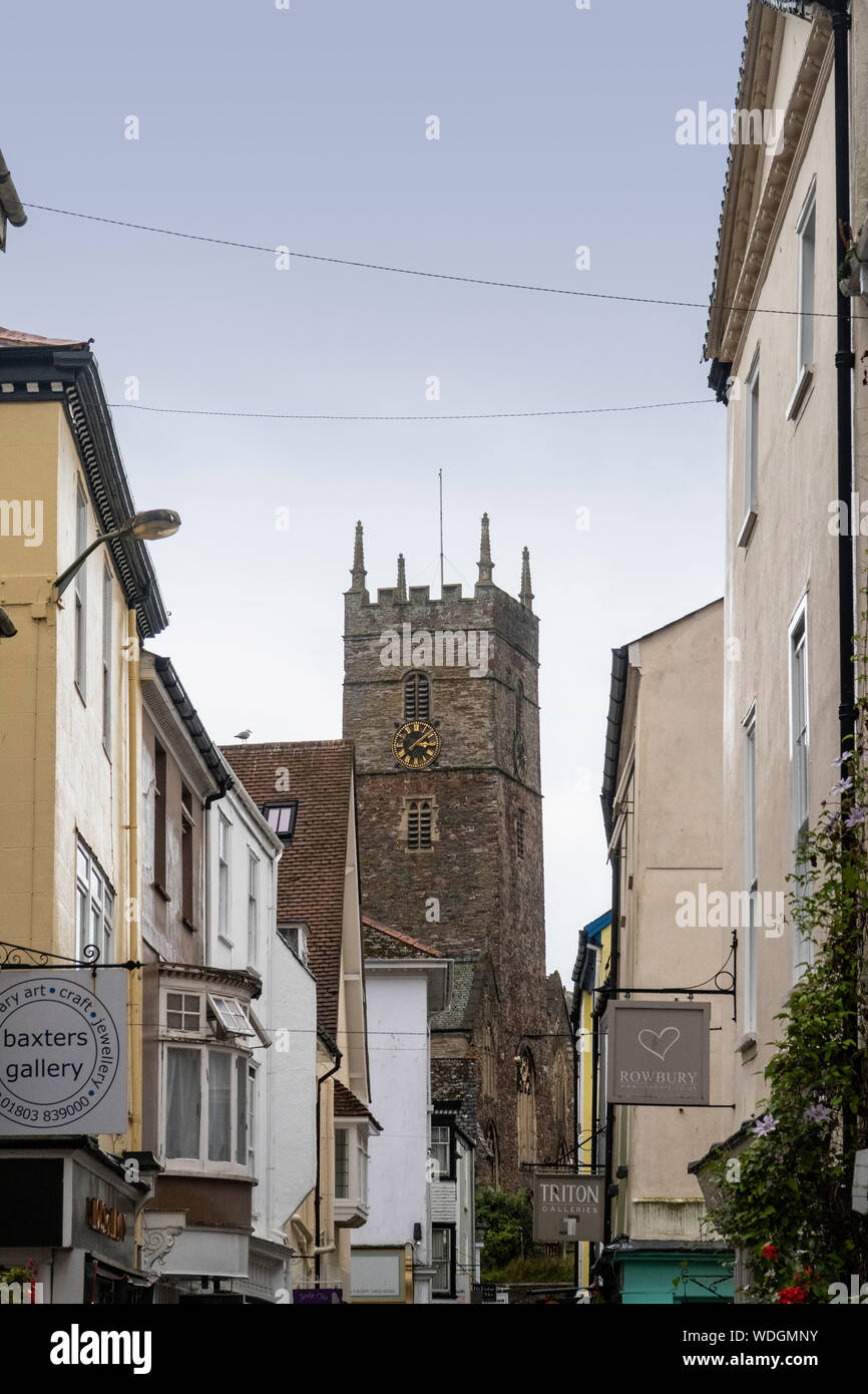 Vista lungo Foss Street di San Salvatore la chiesa di Dartmouth, Devon, Regno Unito Foto Stock