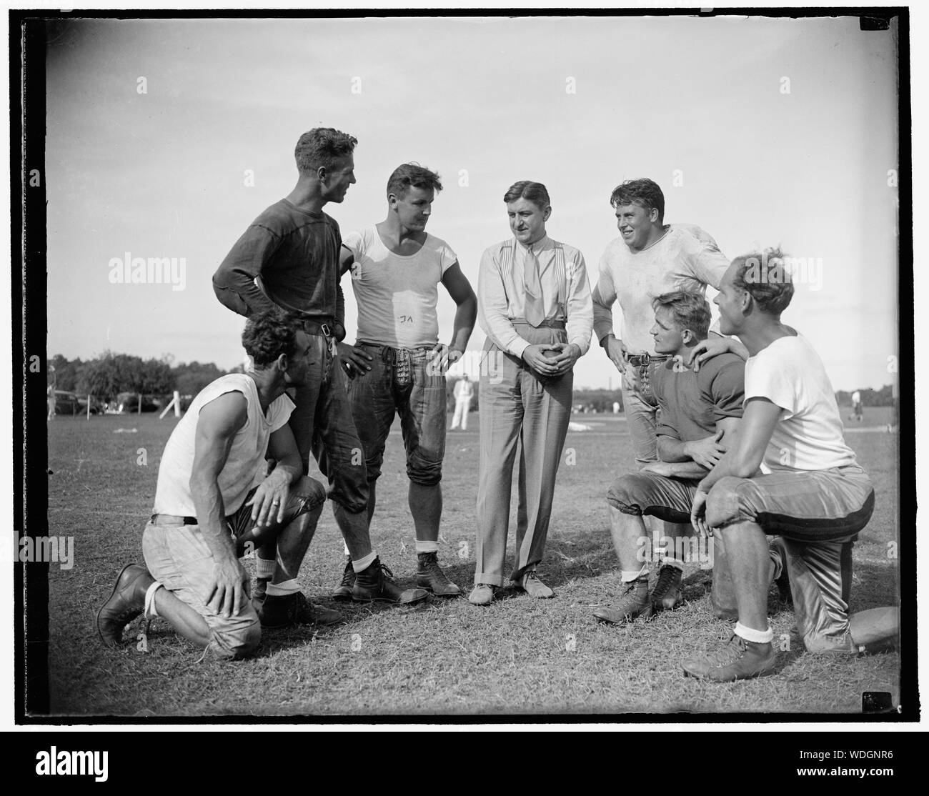George Marshall, proprietario del Washington Redskins, colloqui con alcuni dei suoi giocatori, da sinistra a destra: Wayne Millner, affrontare, fine, Charlie Malone, fine. Vic Carroll, affrontare,. George Marshall, Bill giovani, affrontare, ed Michaels, Guardia, Jim Garber, affrontare,. 9/11/37 Abstract/medio: 1 negativi : vetro 4 x 5 in. o più piccolo Foto Stock