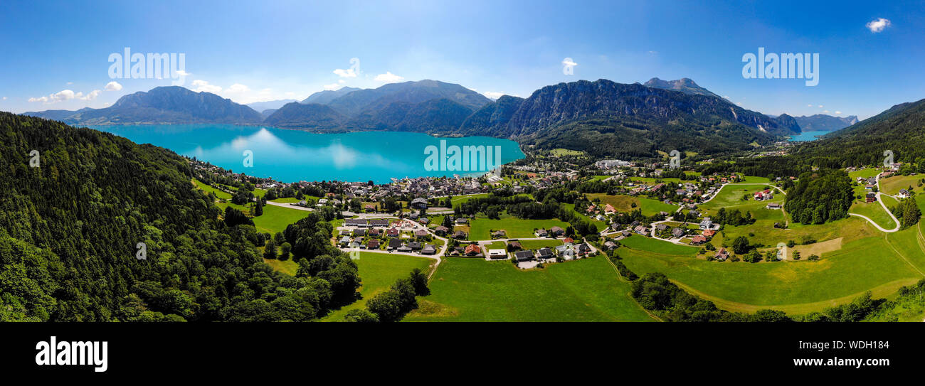 Bella fantastica campagna vista panoramica su Attersee, lago Mondsee (Moonlake, luna) im Salzkammergut, alpi, monte Schafberg in dalle Nazioni Unite Foto Stock