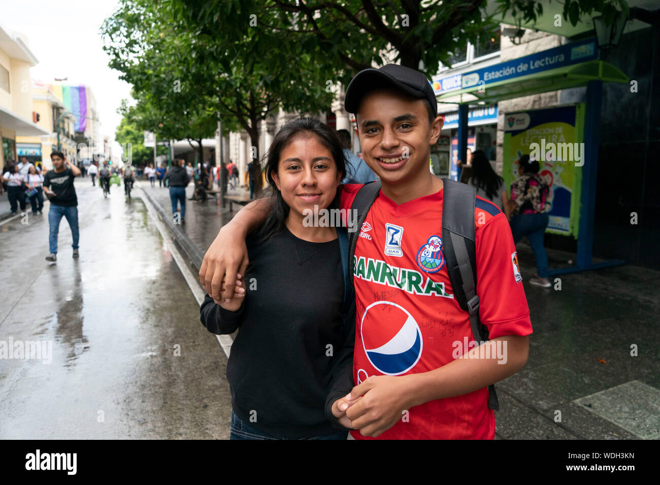 Scene di strada di Città del Guatemala, zona 1 ai primi di agosto, 2019 nei pressi di Plaza Mayor de la Constitucion e Mercado Central, 8 Calle e 8 Avenida dopo un pomeriggio acquazzone. Foto Stock