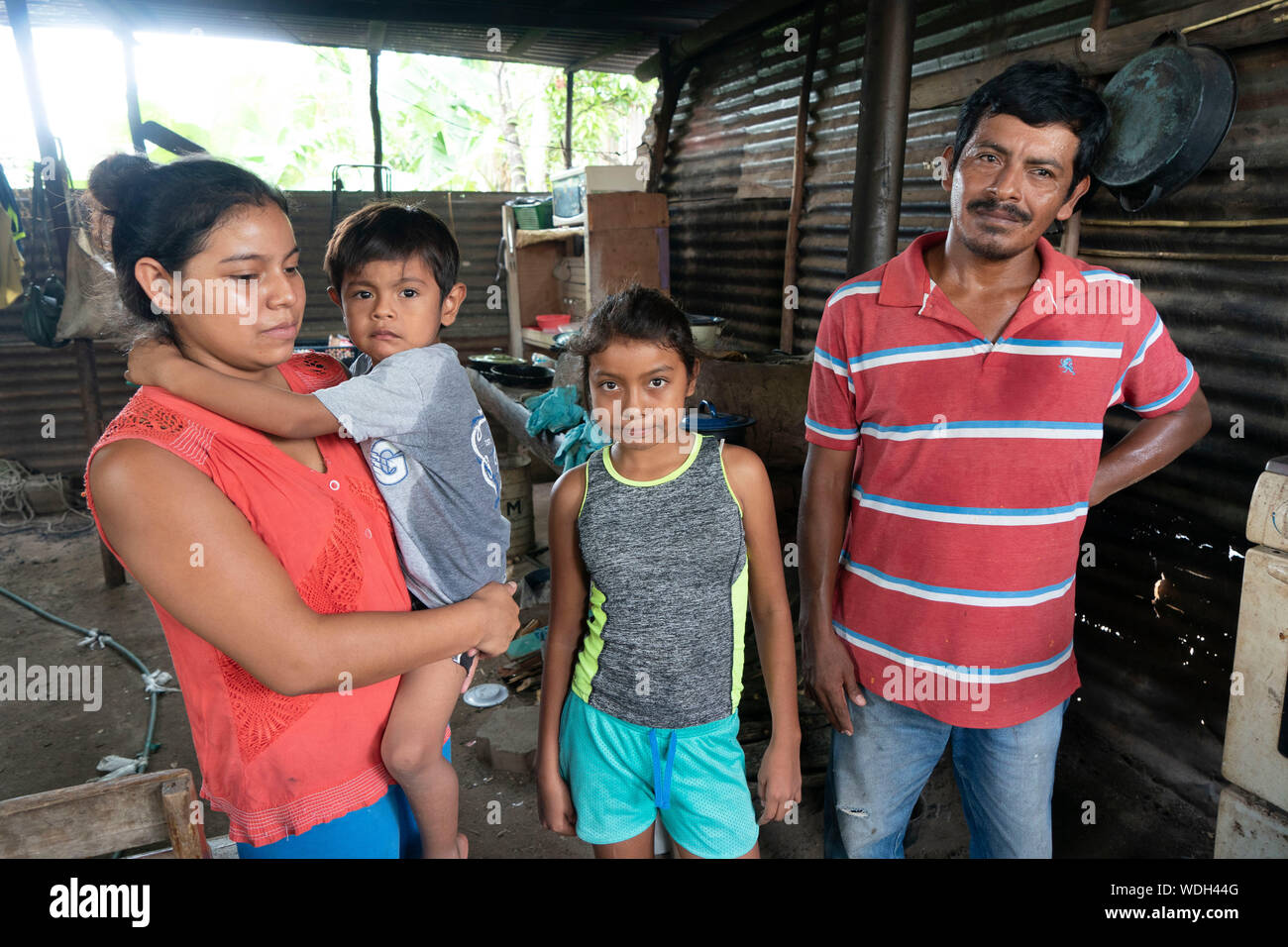 Ritratti di Morales Lopez famiglia che vive in una modesta casa in Usumatlan, Zacapa in oriente altipiani centrali del Guatemala. Madre Irma Noemi Lopez Morales ha lasciato la famiglia sotto la cura di suo marito Eliu e giovane figlia adolescente per rendere il pericoloso viaggio negli Stati Uniti per trovare lavoro. (Bob Daemmrich/ZUMA Press) Foto Stock