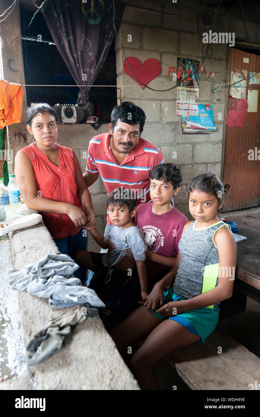 Ritratti di Morales Lopez famiglia che vive in una modesta casa in Usumatlan, Zacapa in oriente altipiani centrali del Guatemala. Madre Irma Noemi Lopez Morales ha lasciato la famiglia sotto la cura di suo marito Eliu e giovane figlia adolescente per rendere il pericoloso viaggio negli Stati Uniti per trovare lavoro. (Bob Daemmrich/ZUMA Press) Foto Stock