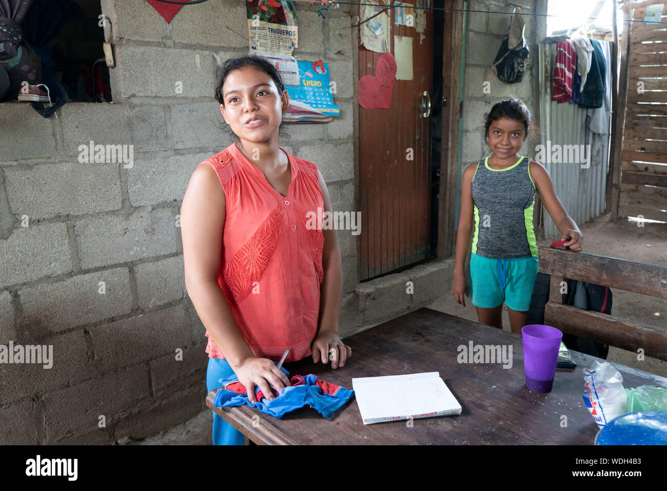 Ritratti di Morales Lopez famiglia che vive in una modesta casa in Usumatlan, Zacapa in oriente altipiani centrali del Guatemala. Madre Irma Noemi Lopez Morales ha lasciato la famiglia sotto la cura di suo marito Eliu e giovane figlia adolescente per rendere il pericoloso viaggio negli Stati Uniti per trovare lavoro. (Bob Daemmrich/ZUMA Press) Foto Stock