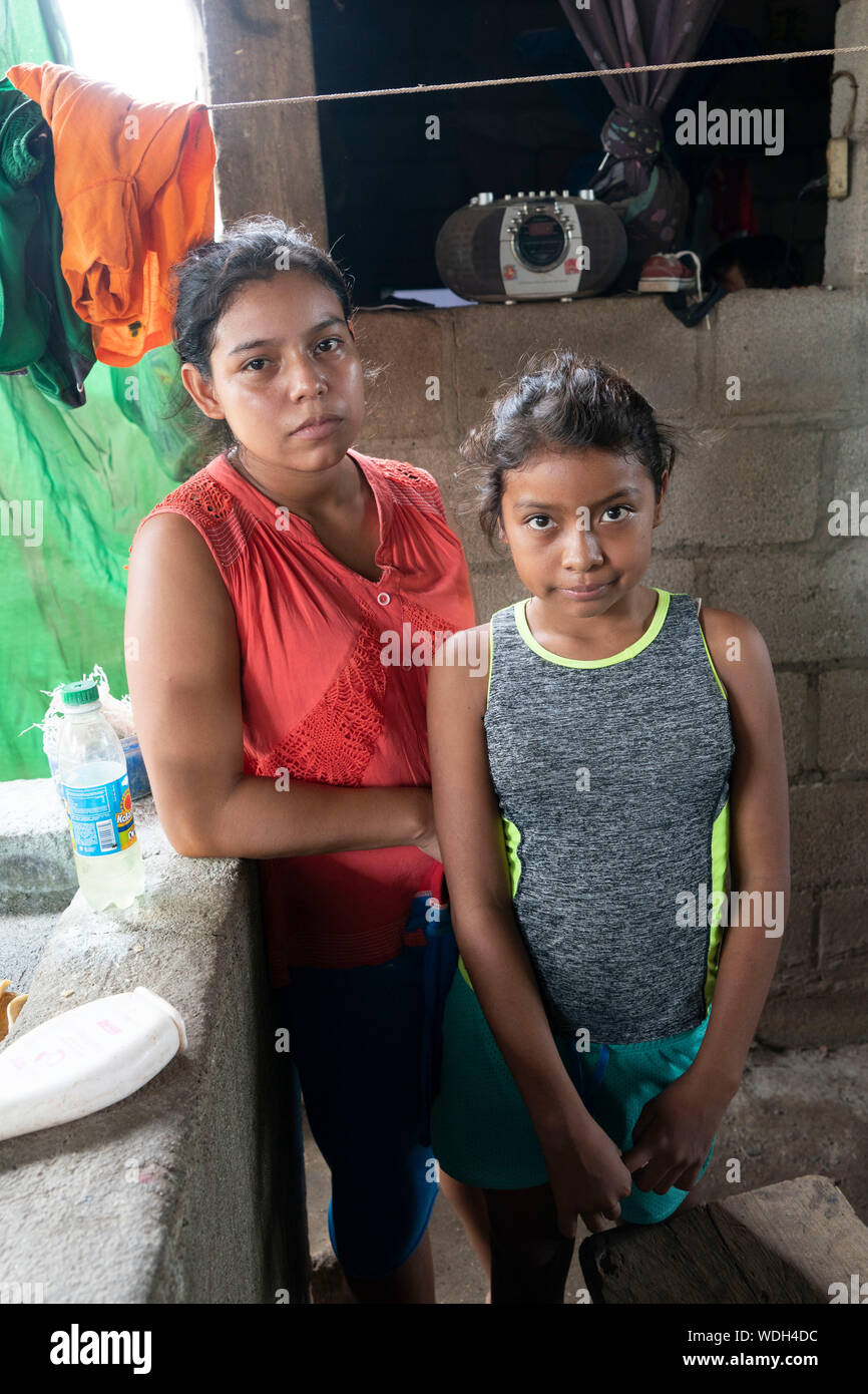 Ritratti di Morales Lopez famiglia che vive in una modesta casa in Usumatlan, Zacapa in oriente altipiani centrali del Guatemala. Madre Irma Noemi Lopez Morales ha lasciato la famiglia sotto la cura di suo marito Eliu e giovane figlia adolescente per rendere il pericoloso viaggio negli Stati Uniti per trovare lavoro. (Bob Daemmrich/ZUMA Press) Foto Stock