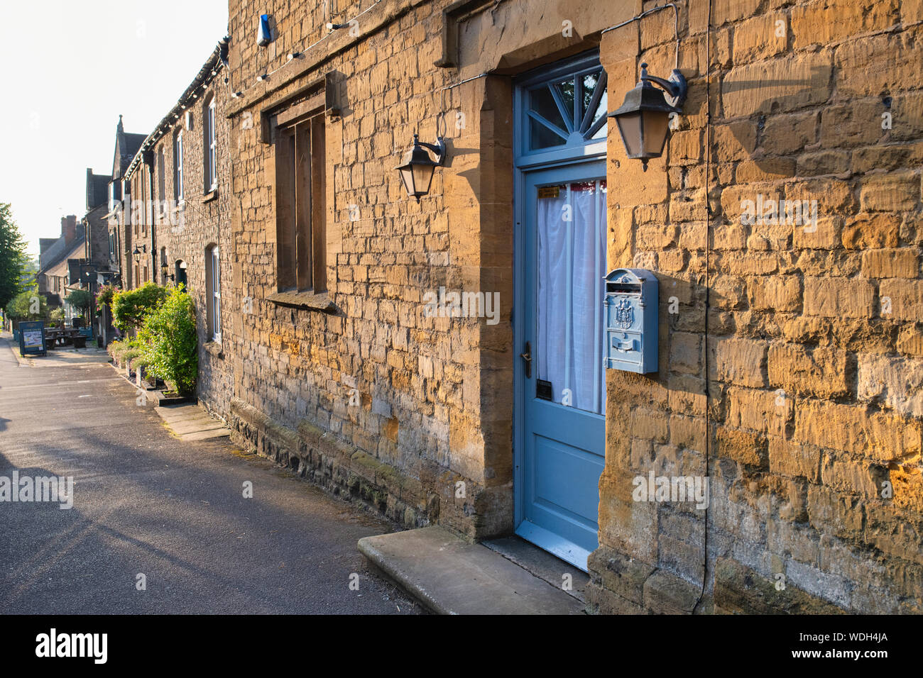 Cotswold cottage in pietra nella luce del mattino. Sheep Street, Stow on the Wold, Cotswolds, Gloucestershire, Inghilterra Foto Stock