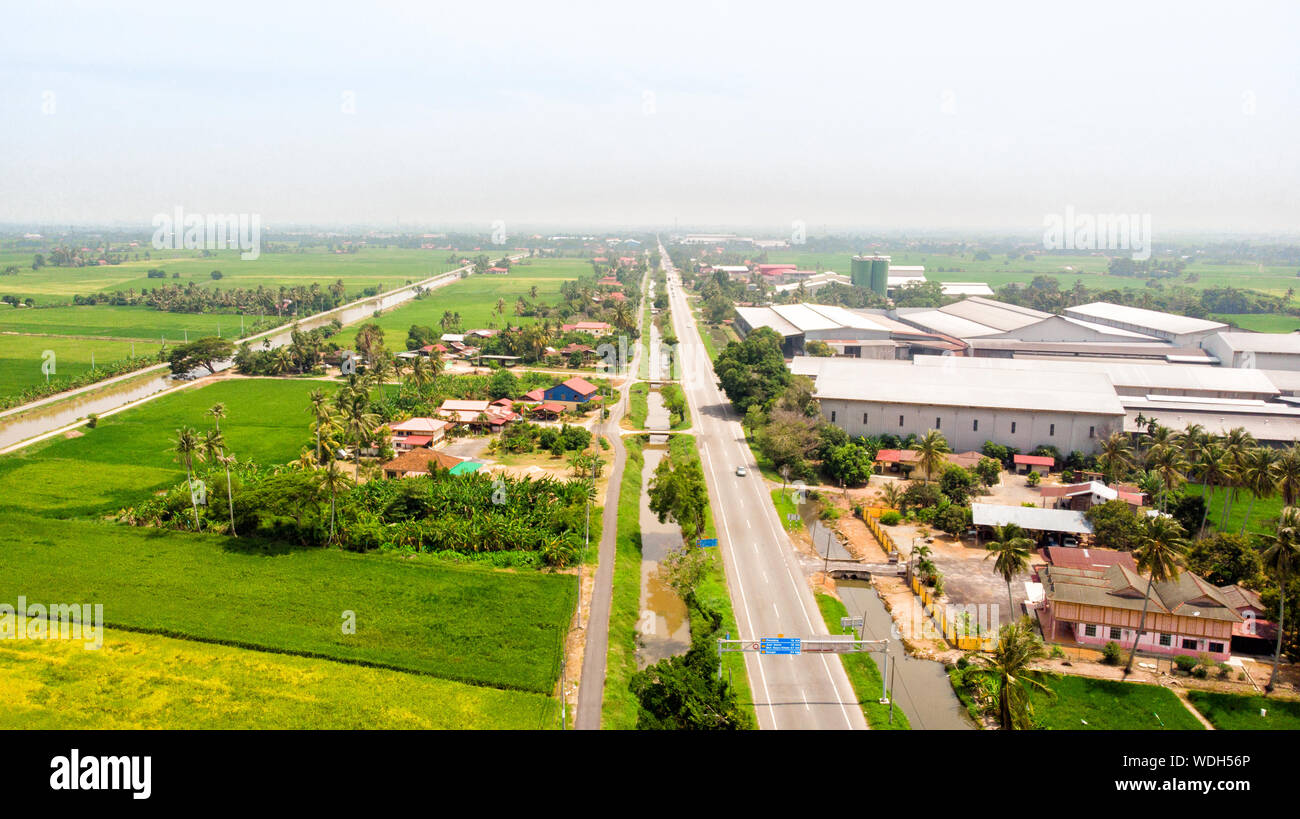 Scenario di risaie a Kedah, Malesia con capanna in legno nel mezzo delle risaie e il blu del cielo. Drone fotografia . Foto Stock