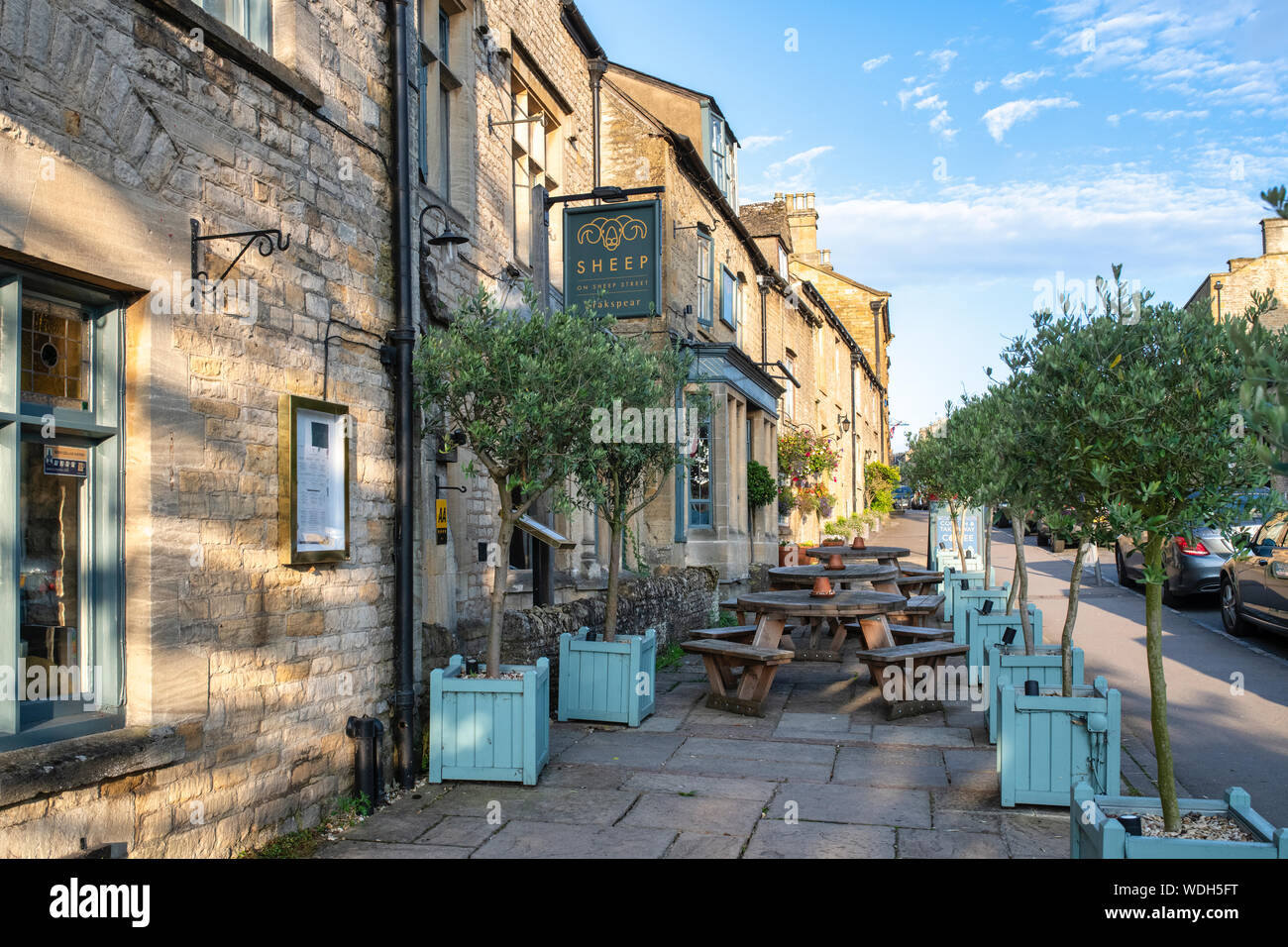 Pecora su Sheep Street, Hotel, Stow on the wold, Cotswolds, Gloucestershire, Inghilterra Foto Stock