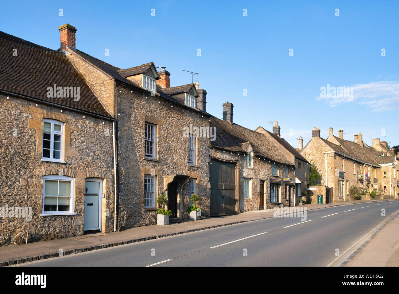 Cotswold cottage in pietra nella luce del mattino. Sheep Street, Stow on the Wold, Cotswolds, Gloucestershire, Inghilterra Foto Stock