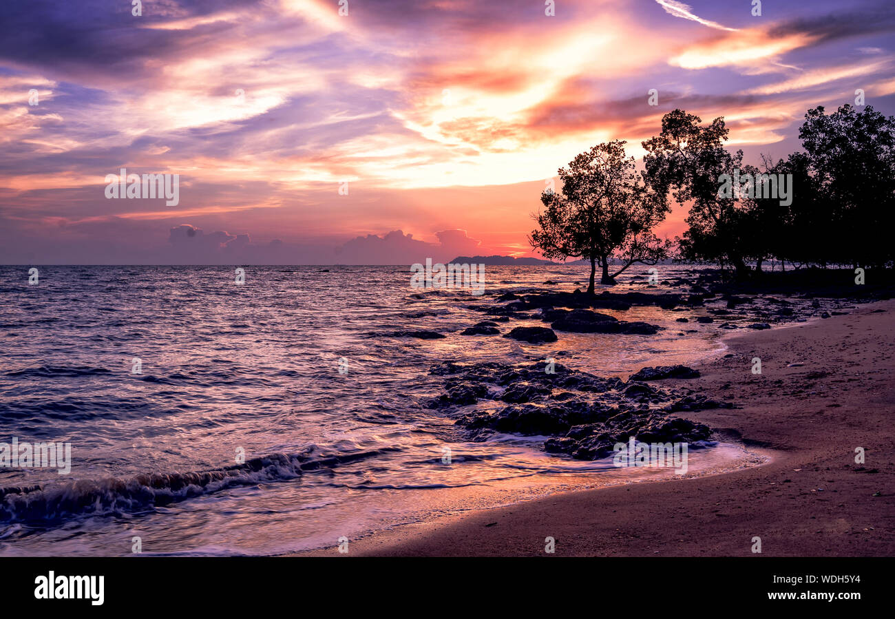 Sullo sfondo di un cielo colorato concetto: drammatico tramonto con twilight color Cielo e nubi. Foto Stock