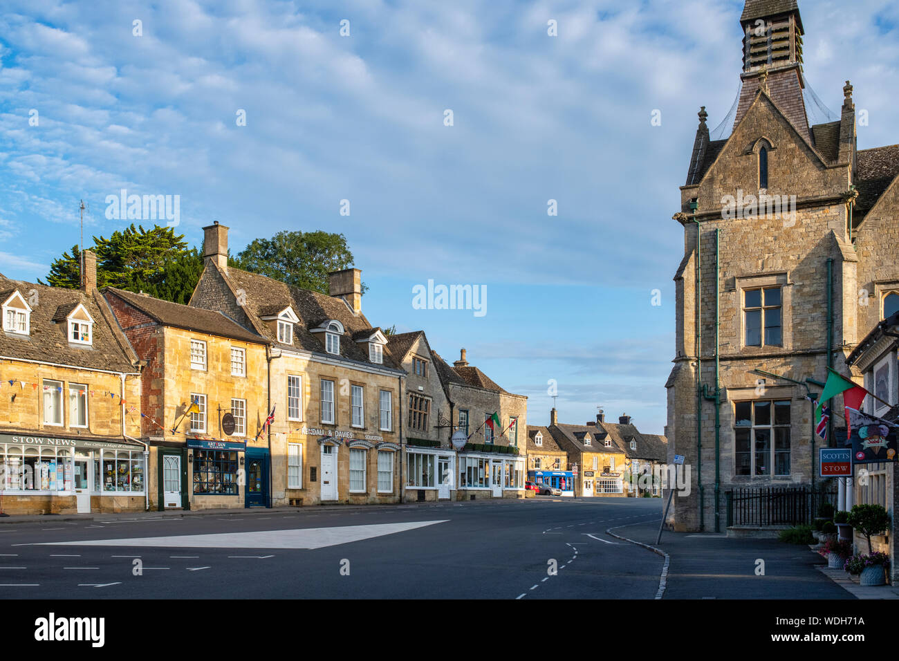 Luogo di mercato nella luce del mattino. Stow on the Wold, Cotswolds, Gloucestershire, Inghilterra Foto Stock