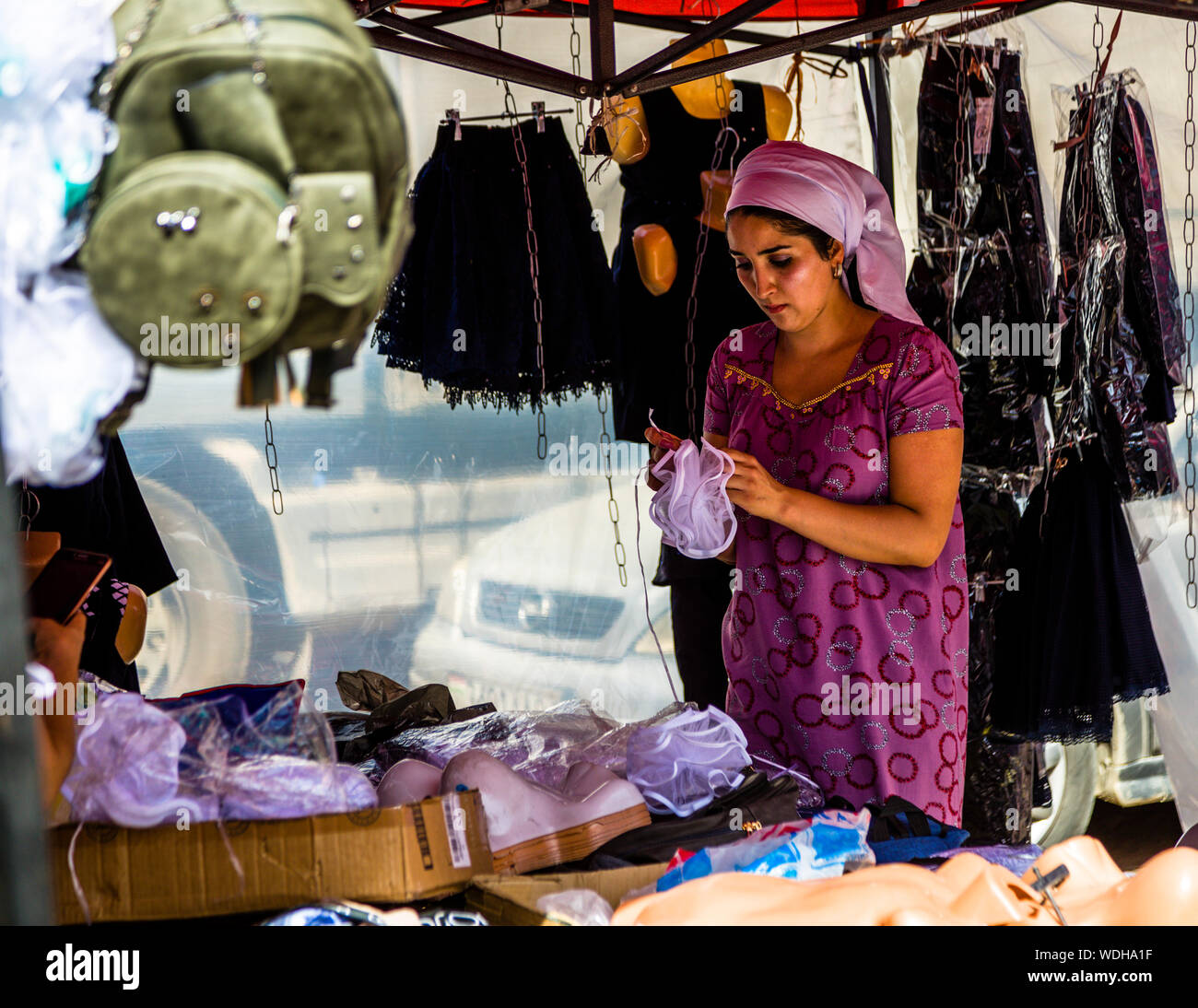 Lungo l'ex Silk Road, i tessuti pregiati sono ancora offerti in tutti i mercati. Mercato a Khorugh. Tadjikistan Foto Stock