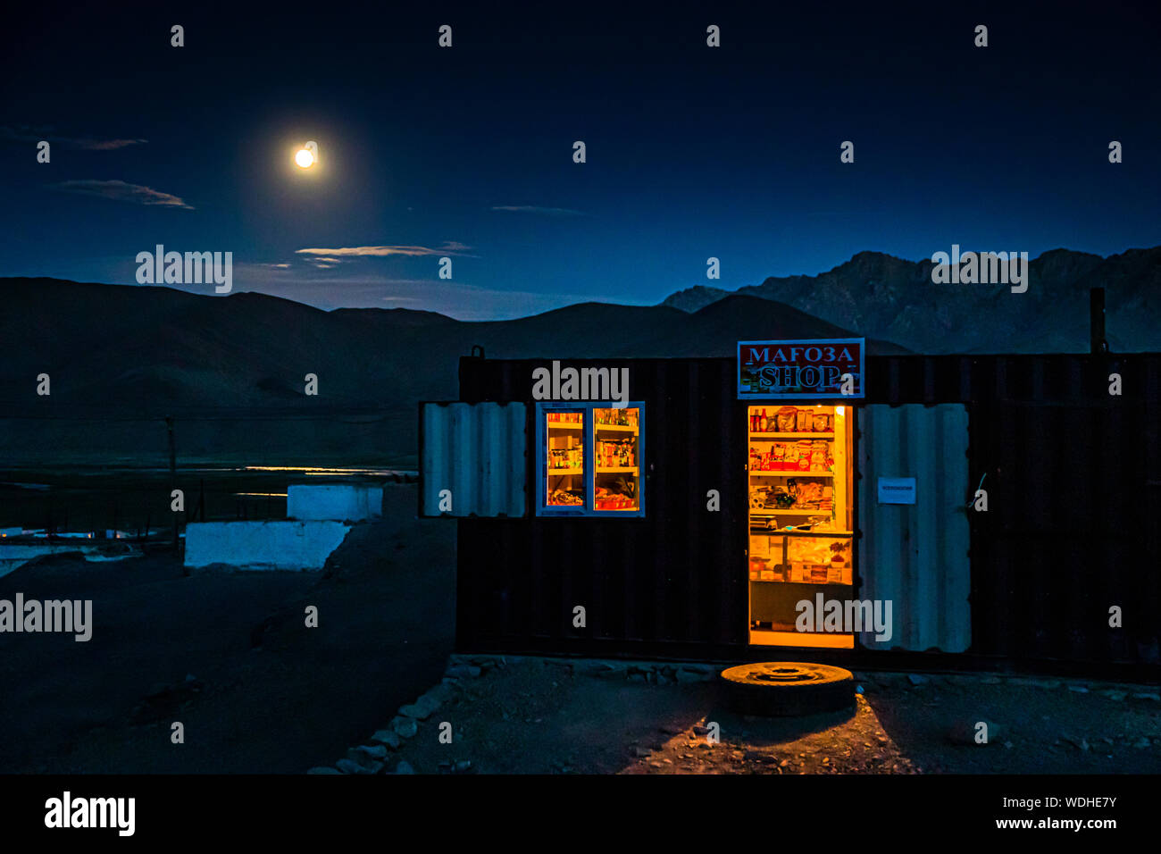 Shopping al chiaro di luna. Container-Store in Tagikistan Foto Stock