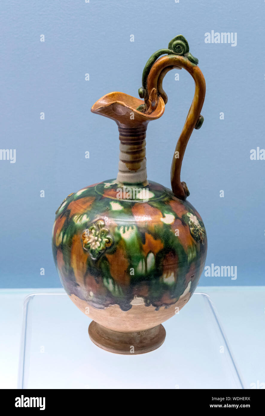 Policrome in ceramica smaltata, Phoenix Ewer testa con applique design, Dinastia Liao (947-1125 AD) Foto Stock