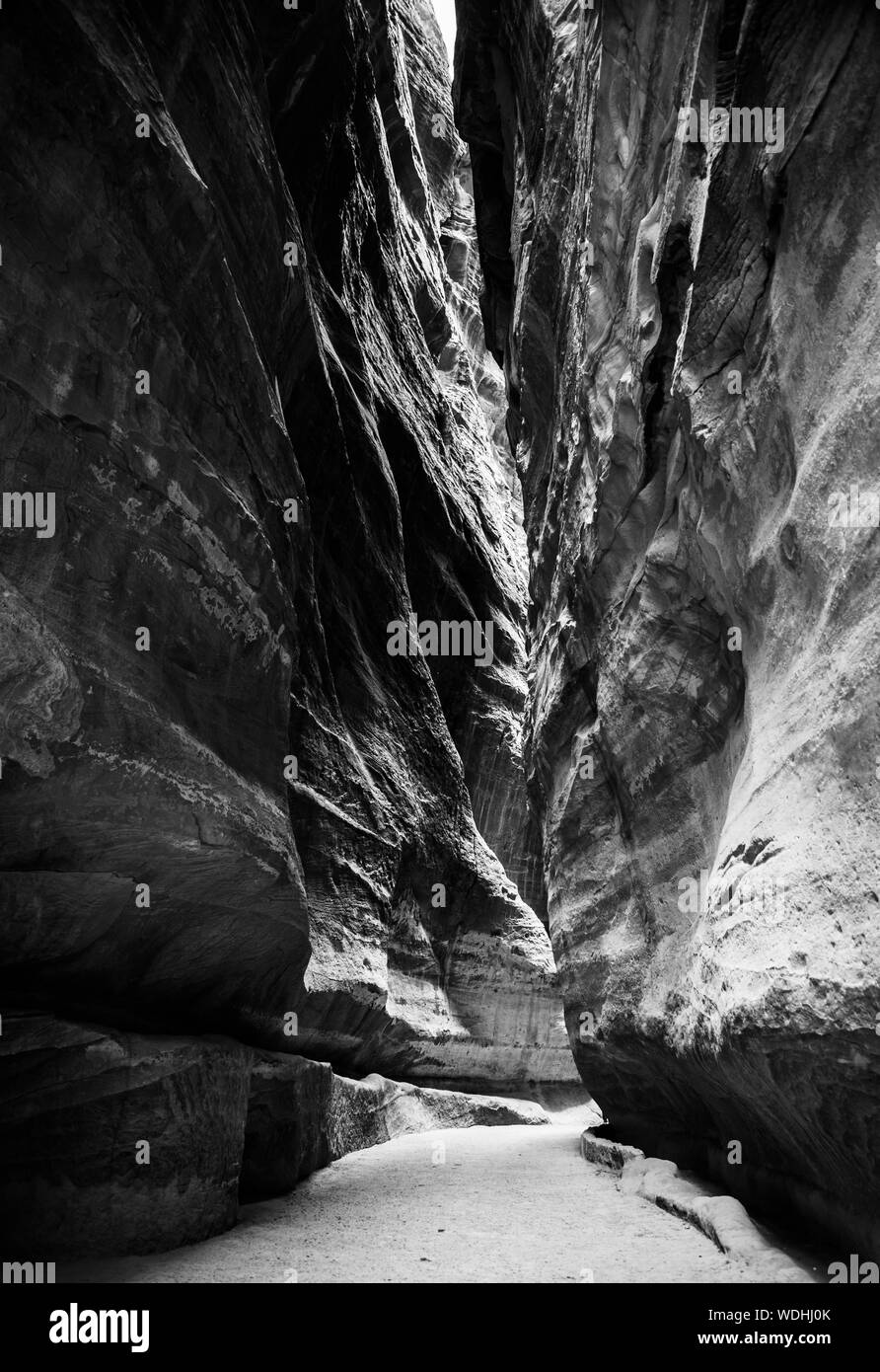 Una foto in bianco e nero di Siq (Petra). Foto Stock