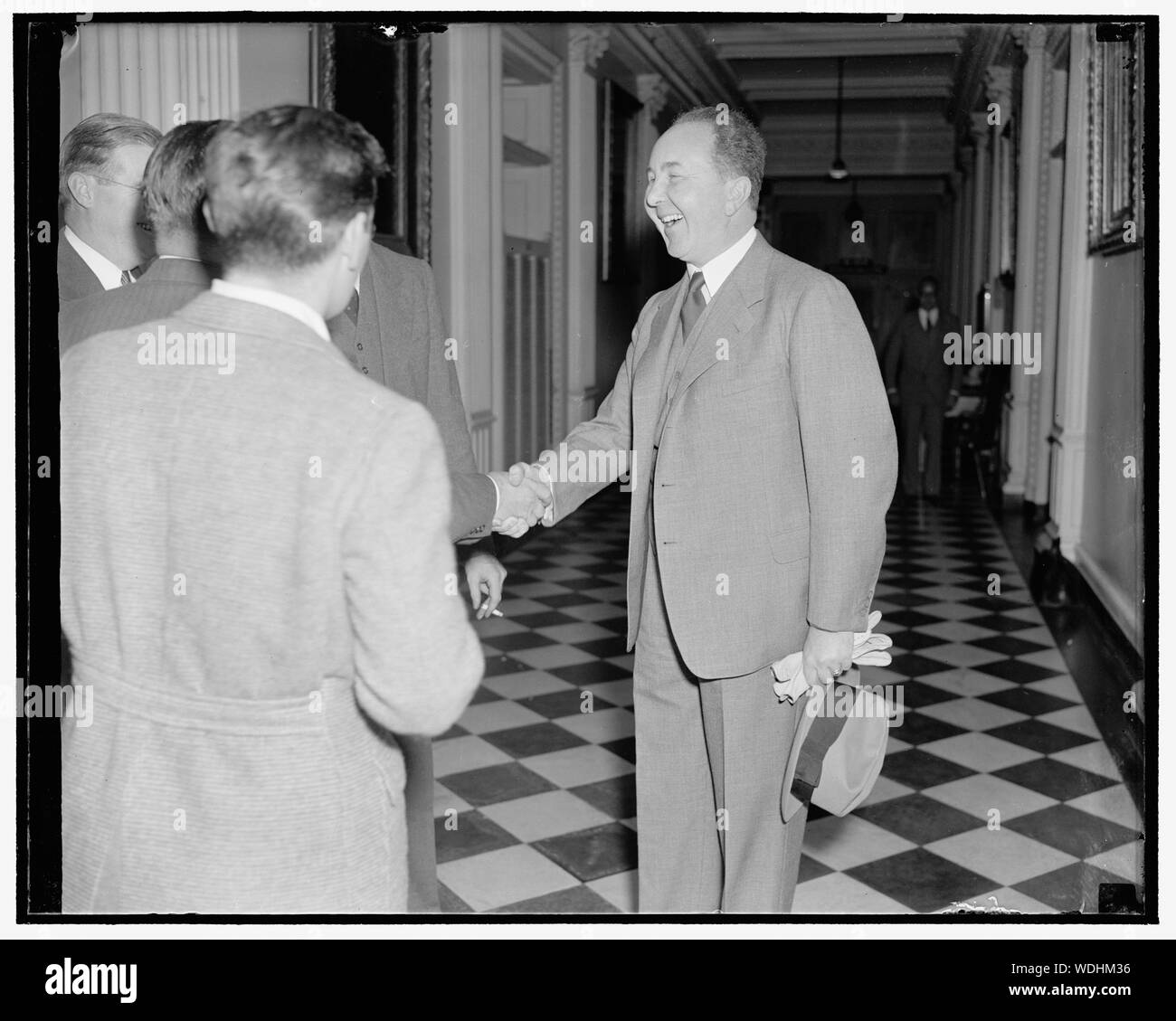 Ambasciatore tedesco bades addio ai giornalisti. Washington D.C., nov. 22. Lasciando che il Dipartimento di Stato oggi dopo aver pagato un addio chiamare il Segretario di Stato Cordell Hull, ambasciatore tedesco Hans Dieckhoff offerte addio ai giornalisti, molti dei quali sono diventati il suo amico poiché copre l'ambasciata tedesca durante la recente crisi ceco-tedesco. Ambasciatore Dieckhoff piani a vela per la Germania in Europa il prossimo venerdì notte Abstract/medio: 1 negativi : vetro 4 x 5 in. o più piccolo Foto Stock