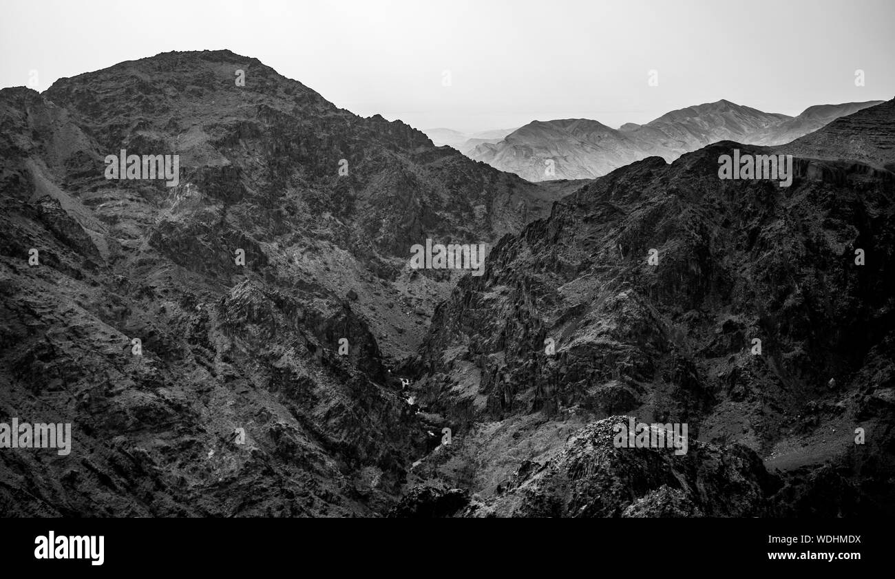 Una foto in bianco e nero del paesaggio oltre ad Deir (Petra). Foto Stock