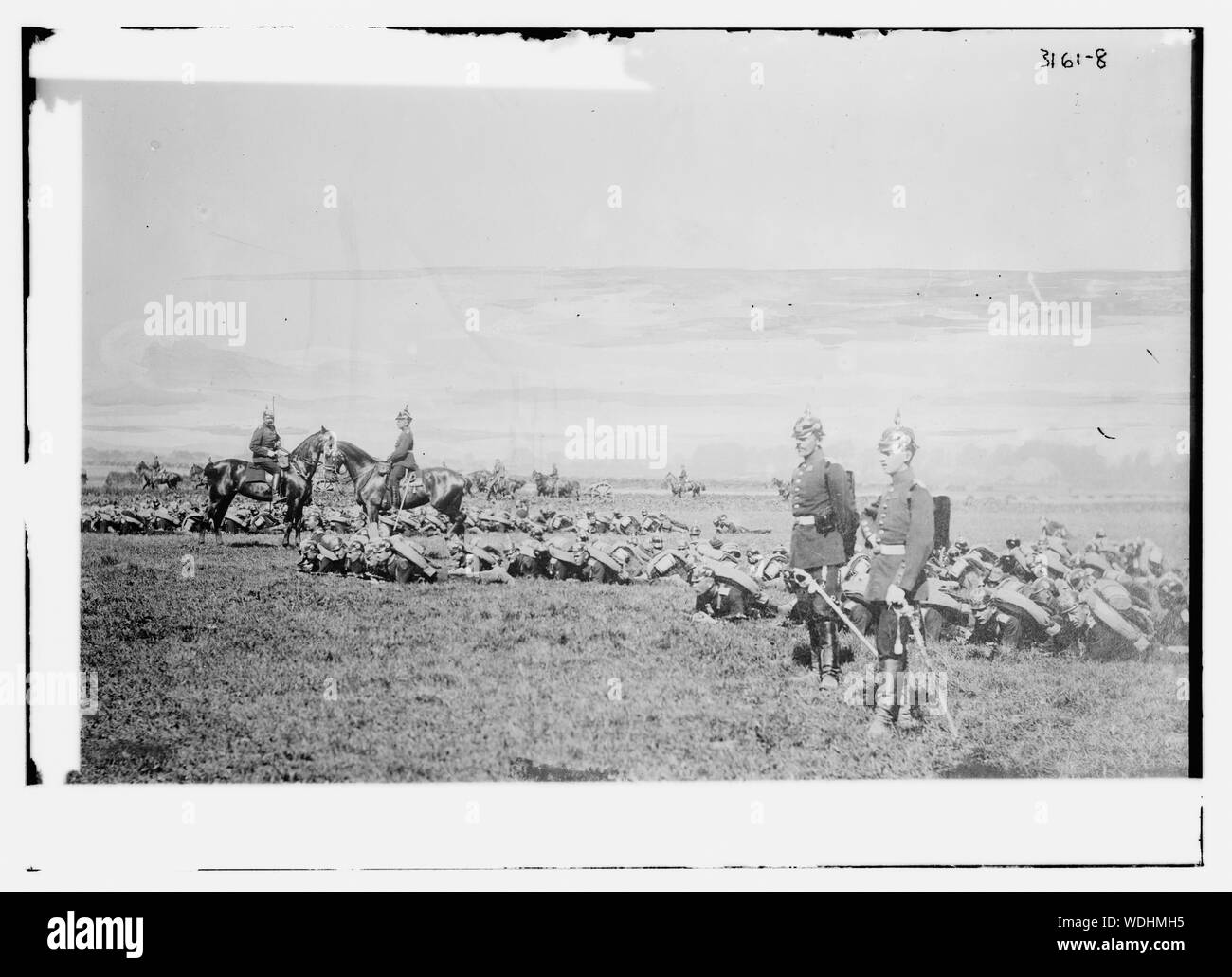 Esercito Tedesco -- Fanteria sotto la copertura Abstract/medio: 1 negativi : vetro 5 x 7 in. o inferiore. Foto Stock