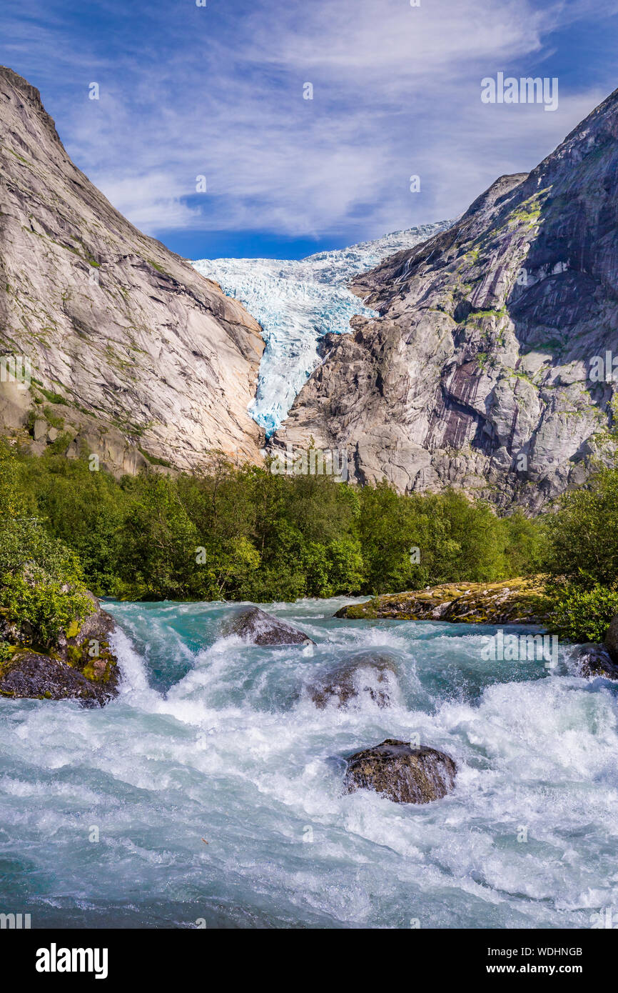 Il Ghiacciaio Briksdal in Norvegia wel noto braccio del grande ghiacciaio Jostedalsbreen nella valle Oldedalen in Norvegia e Scandinavia. Foto Stock