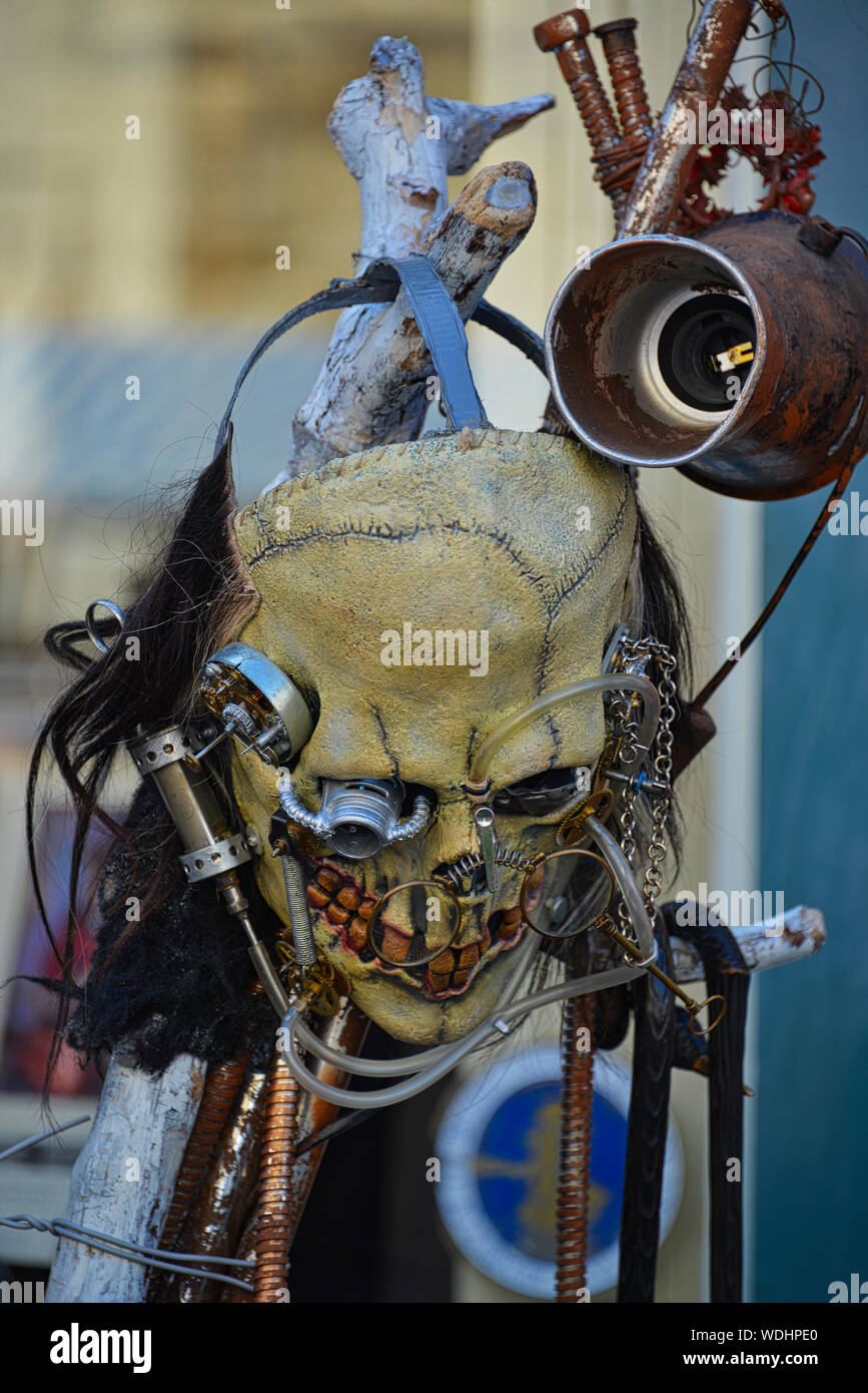 Steampunk arte del costume , accessori industriali, maschera di Carnevale,  science-fiction, post-apocalittico, Lincoln asilo Festival Agosto 2019,  REGNO UNITO Foto stock - Alamy