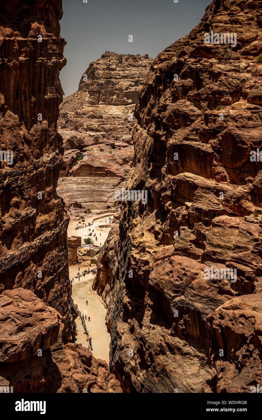 Una foto di Petra il percorso principale come visto da un punto di vista vantaggioso. Foto Stock