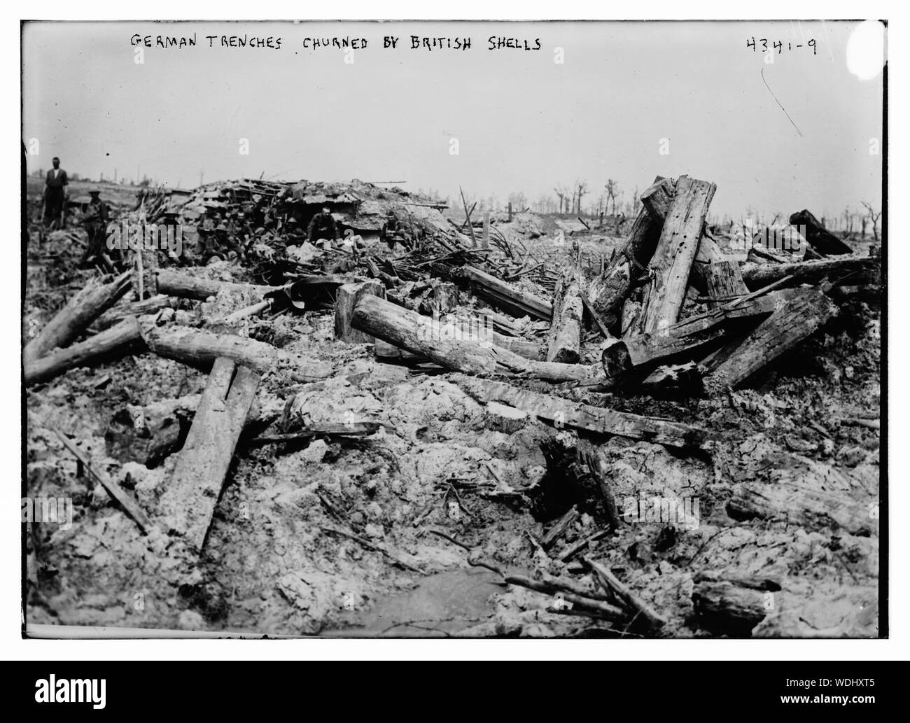 Trincee tedesco agitati da British gusci Abstract/medio: 1 negativi : vetro 5 x 7 in. o inferiore. Foto Stock