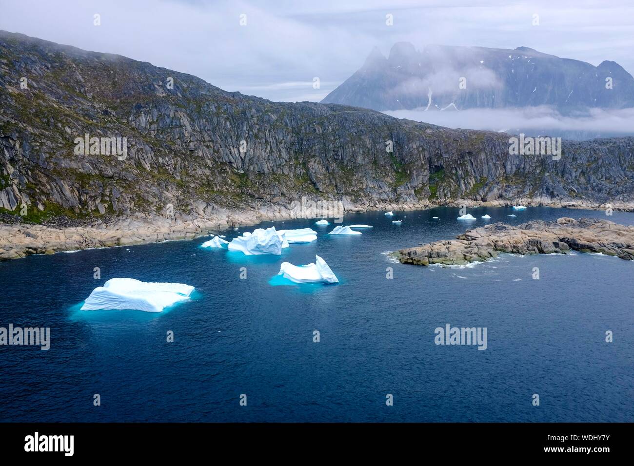 Maestoso paesaggio artico con mare contro le montagne Foto Stock