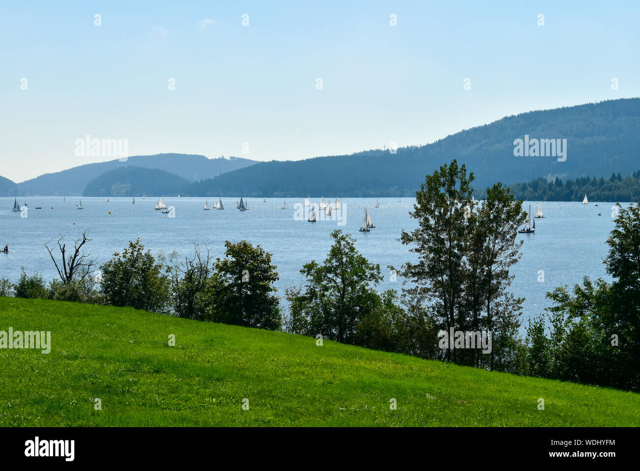 Barche a vela su un lago di montagna. Foto Stock