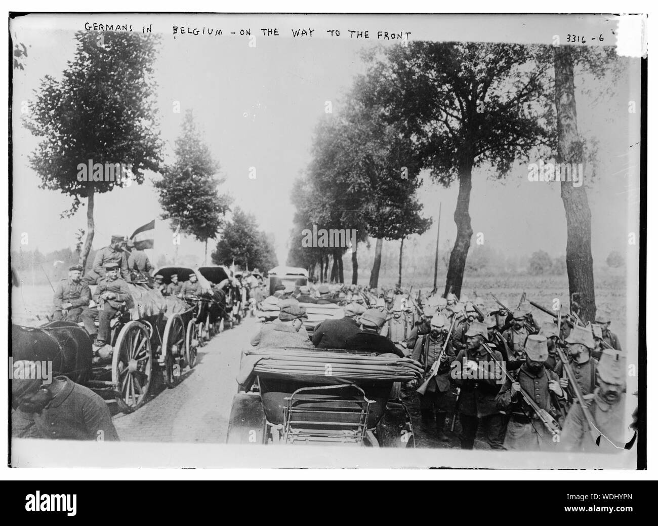 I tedeschi in Belgio -- sulla strada per la parte anteriore Abstract/medio: 1 negativi : vetro 5 x 7 in. o inferiore. Foto Stock