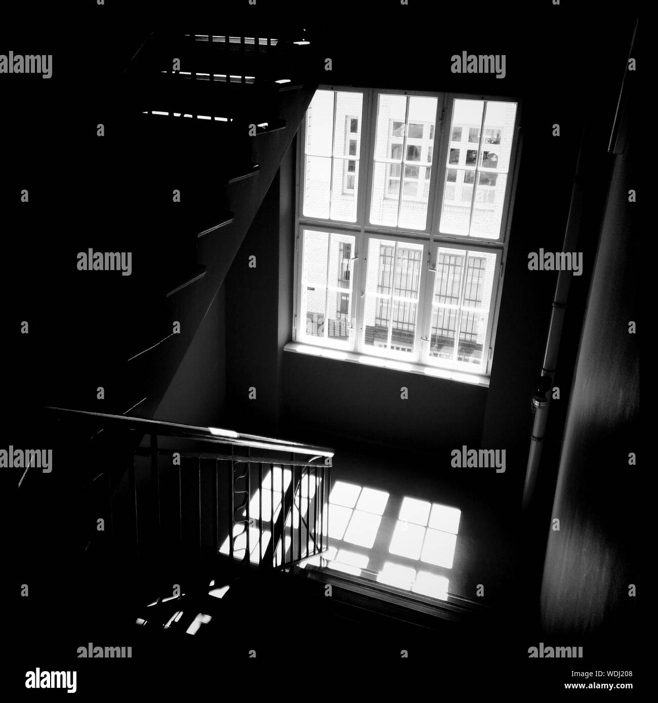 Ombroso scalinata in una casa con finestra Foto Stock